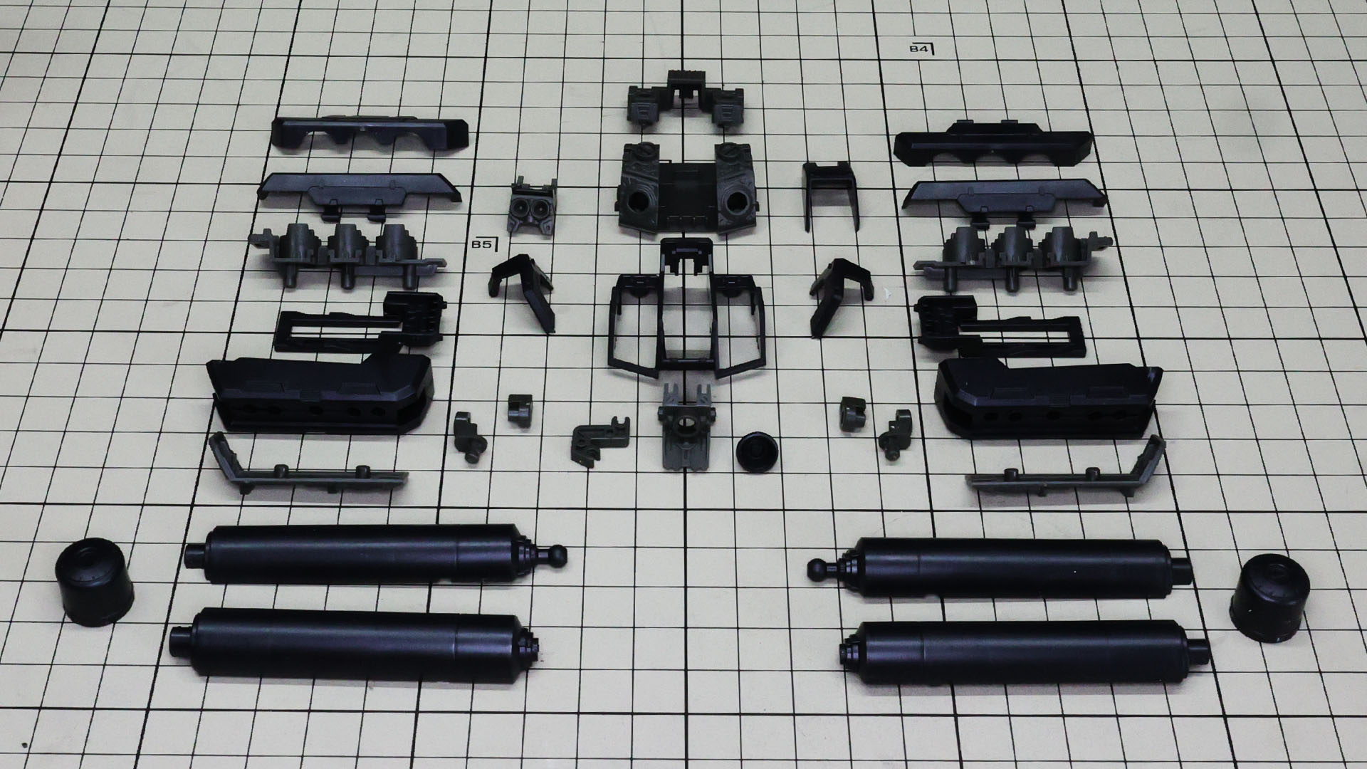 ファンネル・コンテナとプロペラントタンクを左右に持つバックパックをなるべく単純なパーツ割りで実現しています