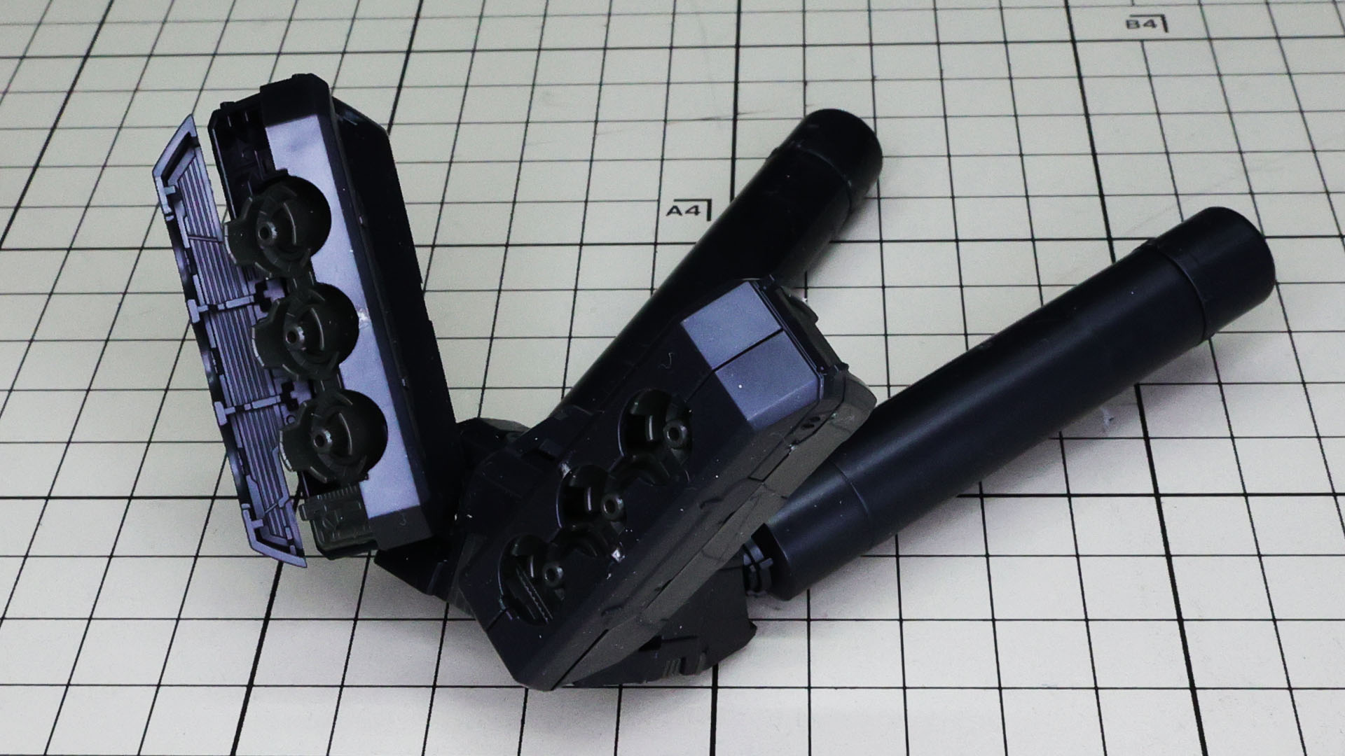 ビームライフル、シールド、ビーム・サーベル、ビーム・トマホークを組んでいきます