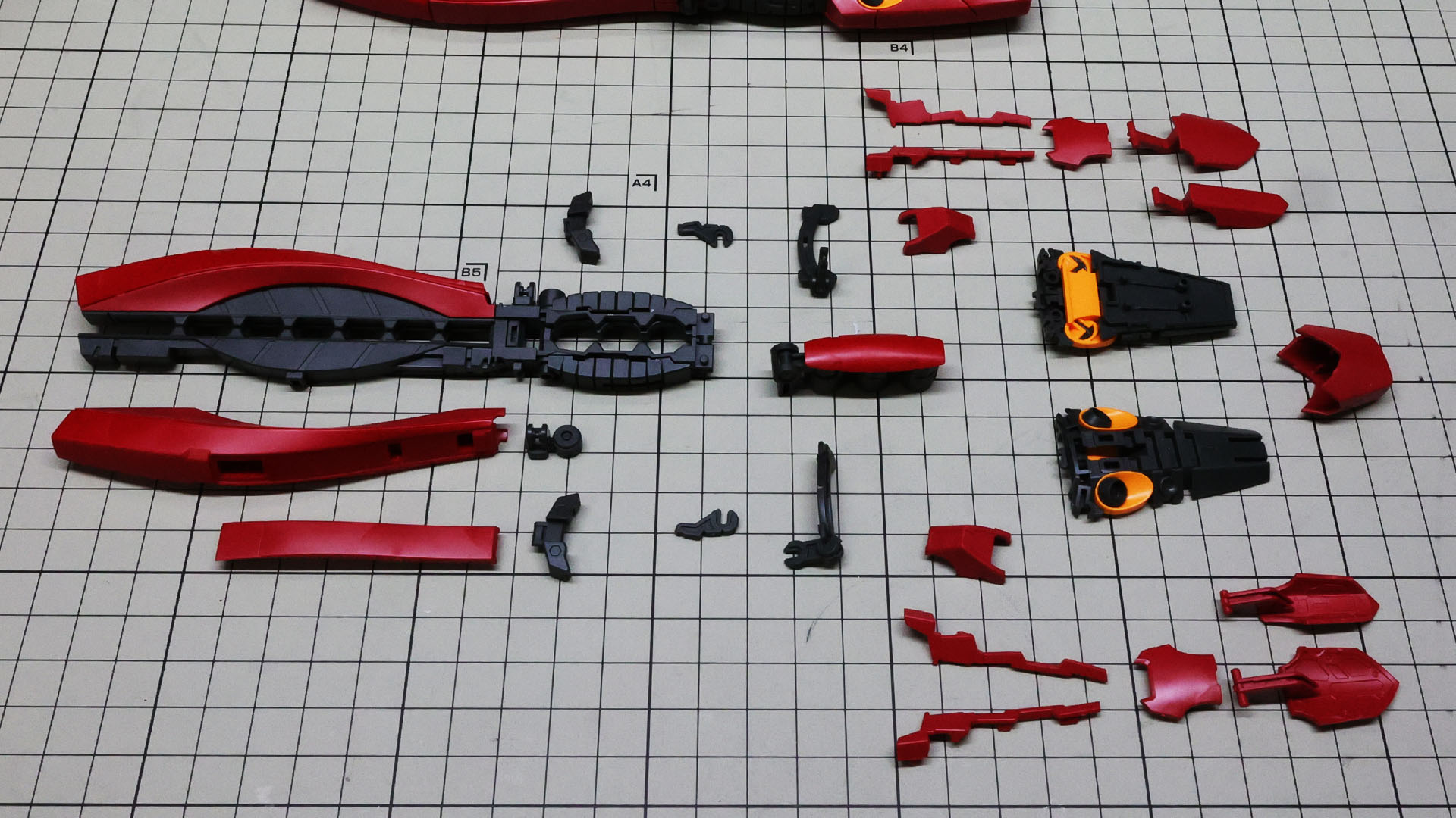 本体前方はその形状から支えがなく赤い装甲を組付ける時グラグラするのでしっかり押さえながら組付けていきます