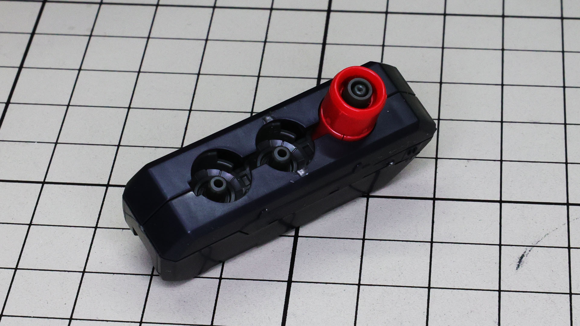 写真下側が通常のサザビー用のエネルギーステーションのパーツです