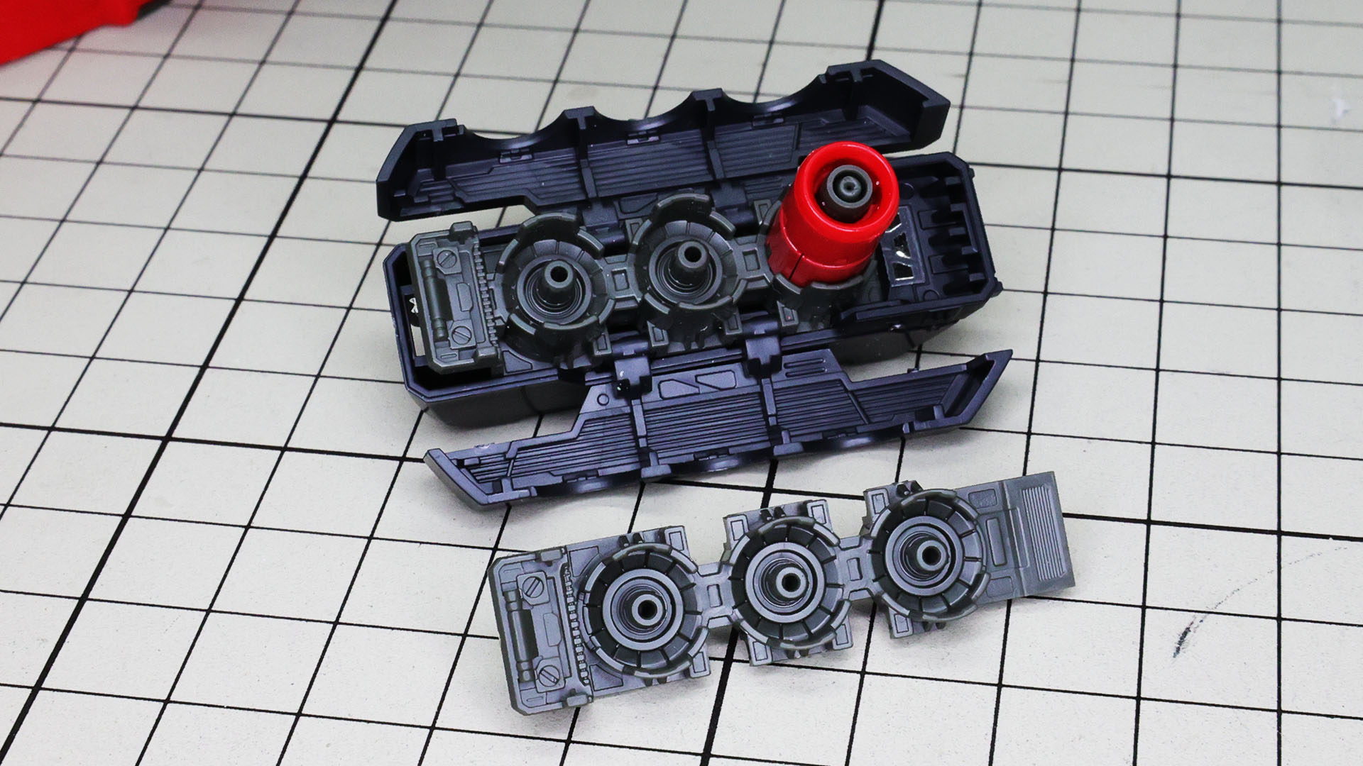 写真下側が通常のサザビー用のエネルギーステーションのパーツです