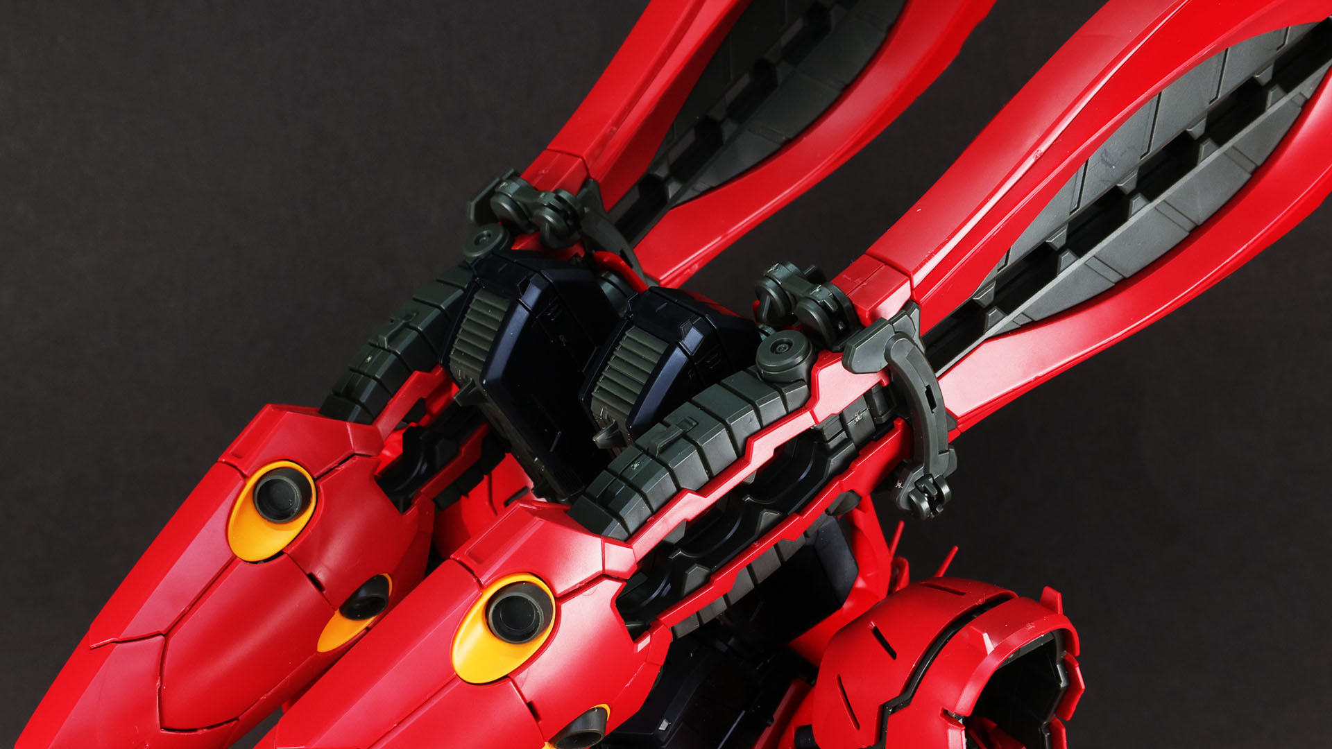 ダブル・ホーン・ファンネルもRG準拠のディテールを持ちます