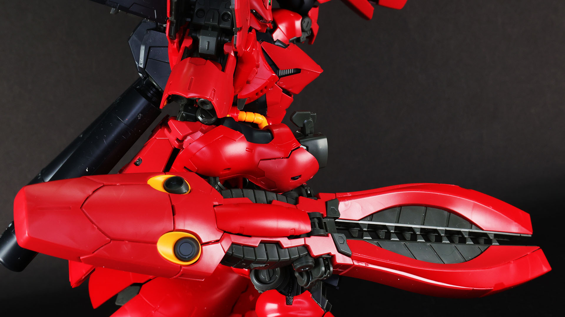 ダブル・ホーン・ファンネルは腕部にマウントされ、グリップを展開できる