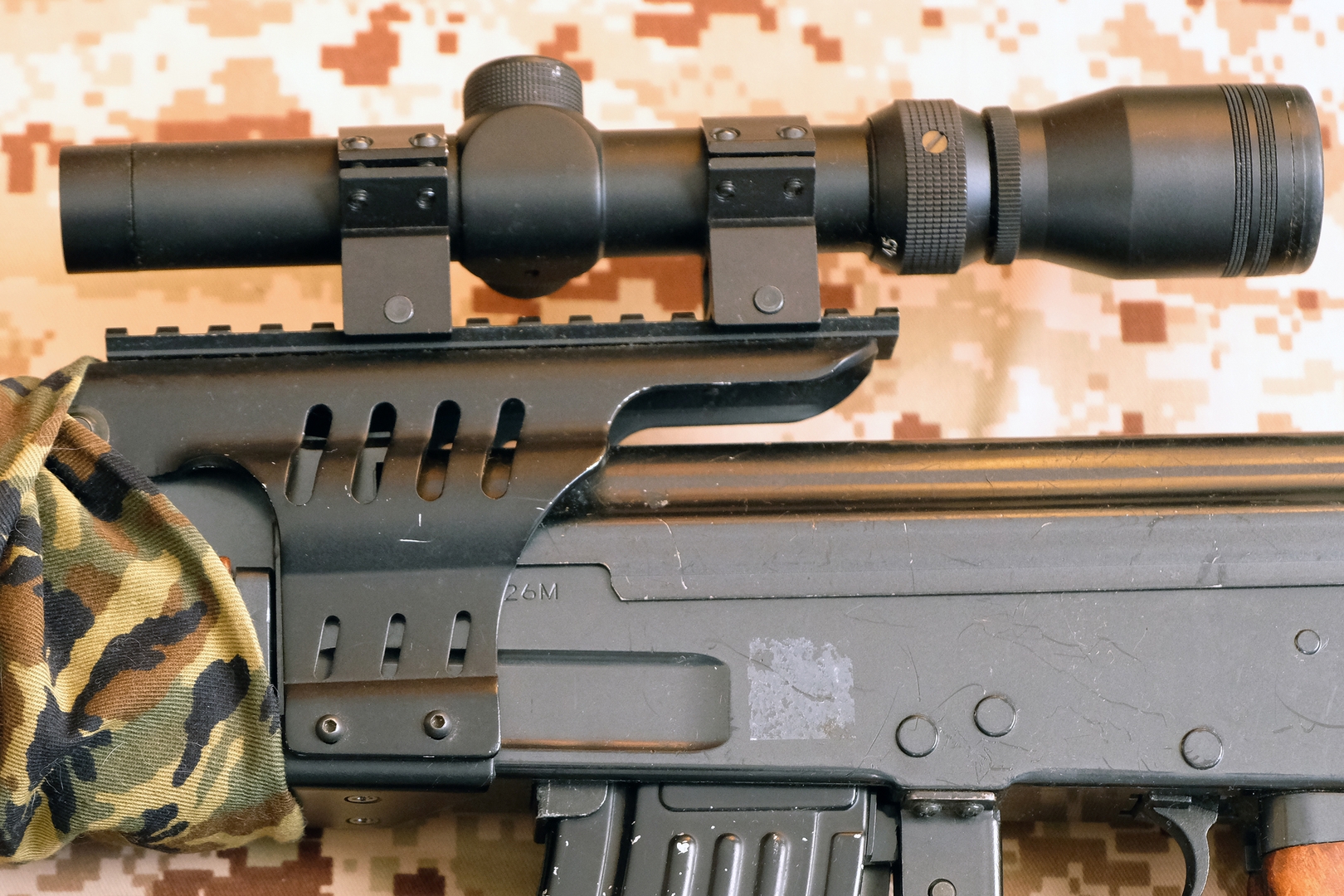 筆者はスタンダード電動ガン「AK47」のリアサイトを撤去してマウントベースを取り付けた