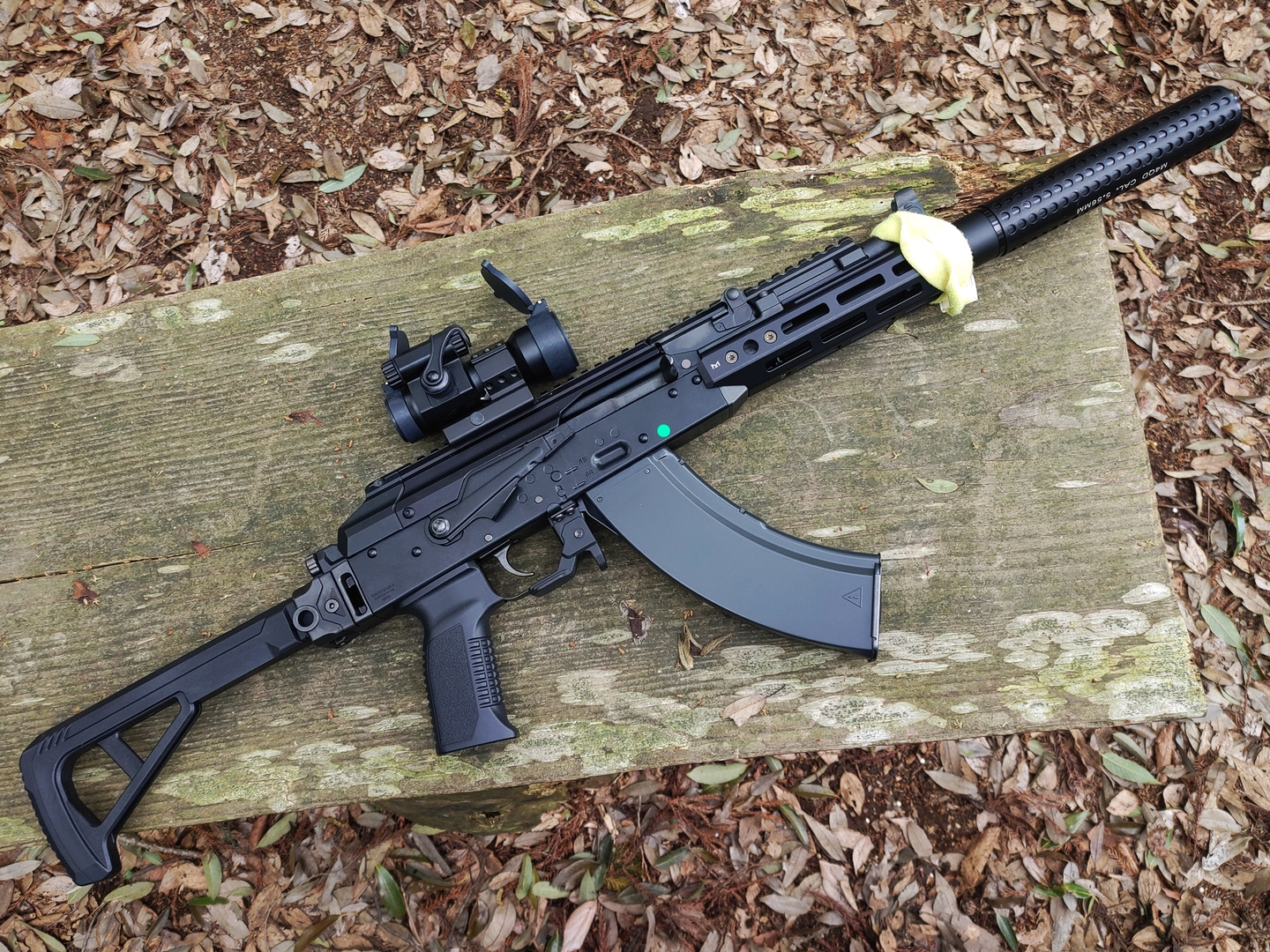 「AKX」はレシーバー上部に実用に耐えるマウントレイルを備えた量産型AK