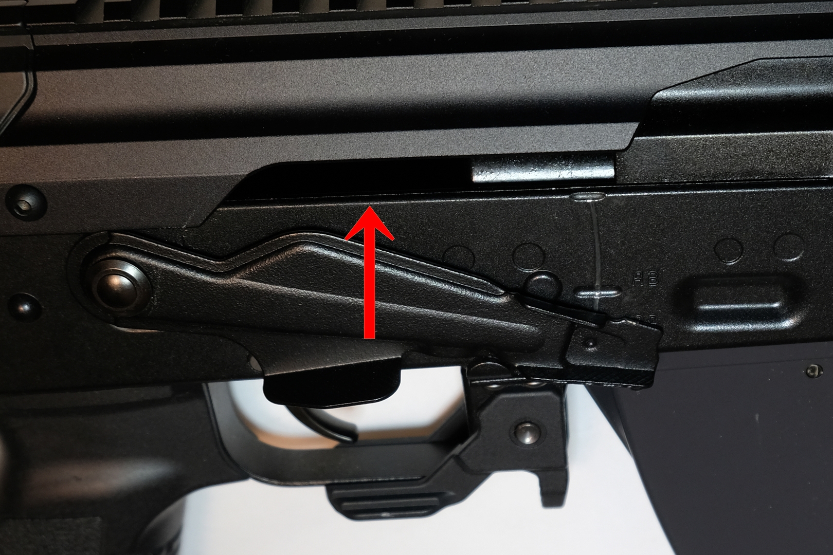 最終弾を撃った直後のハンマーコッキング時に内部ではオートストップの準備が始まっている