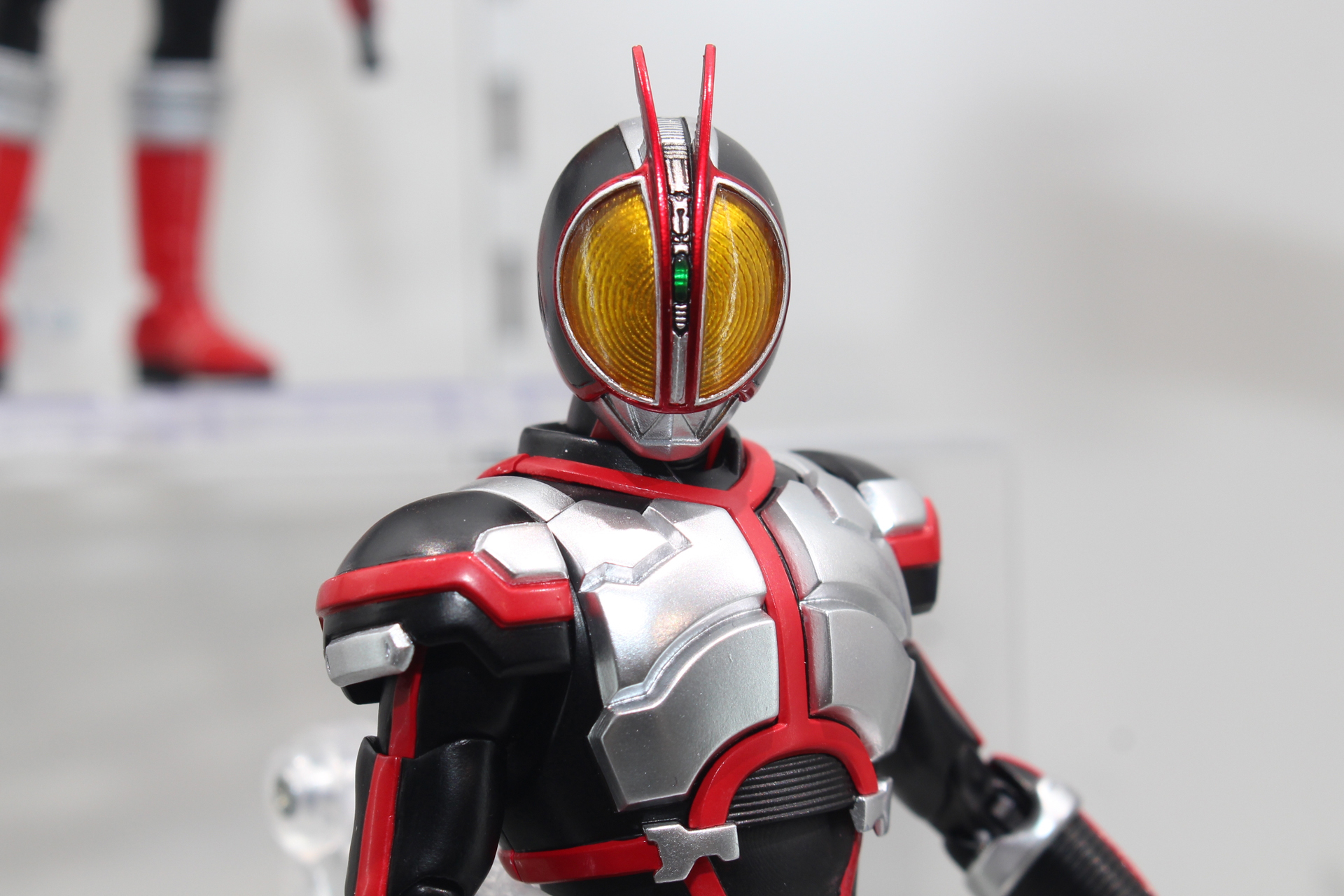 他のライダーには見られない円形の複眼は、外側に向かって大きくなる円モールドを再現