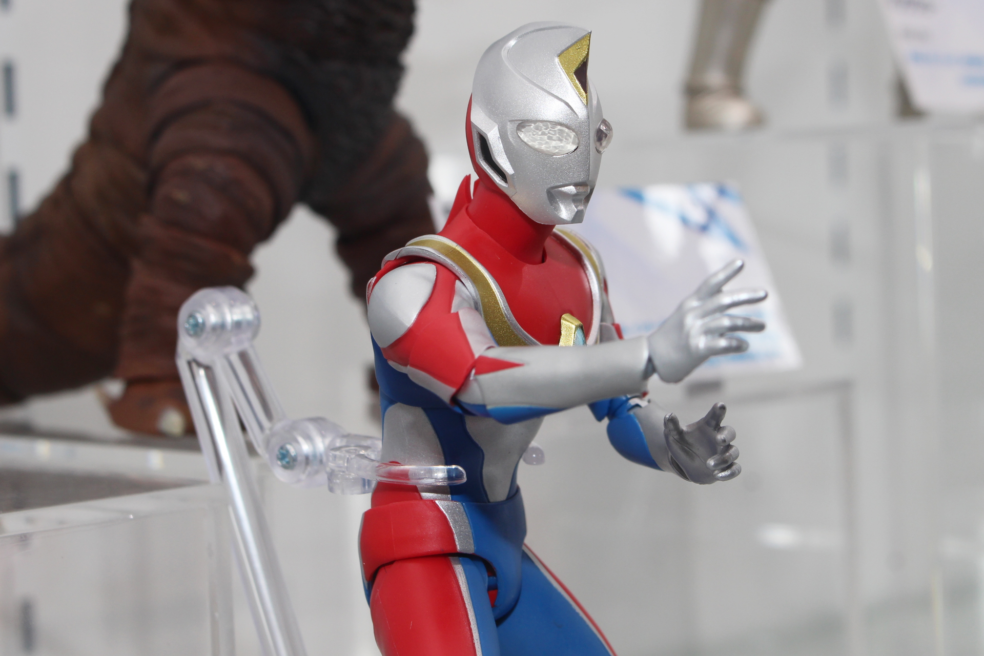 スーツアクター権藤氏の手首にまでスキャンし、指先まで再現。サムズアップやフラッシュ光弾の手首パーツなども付属