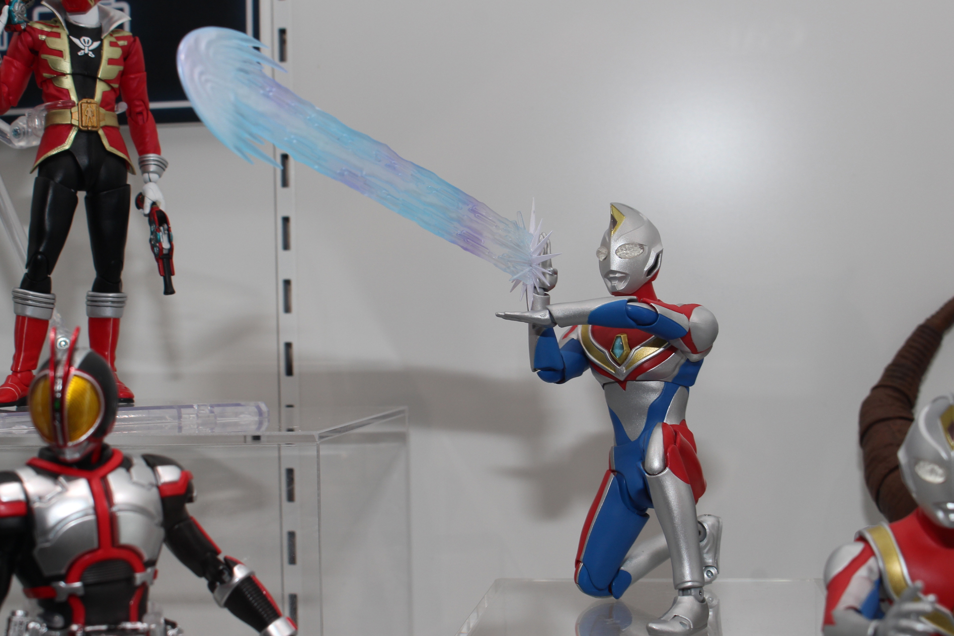 ソルジェント光線射出のポーズ。エフェクトが付属するのも嬉しい