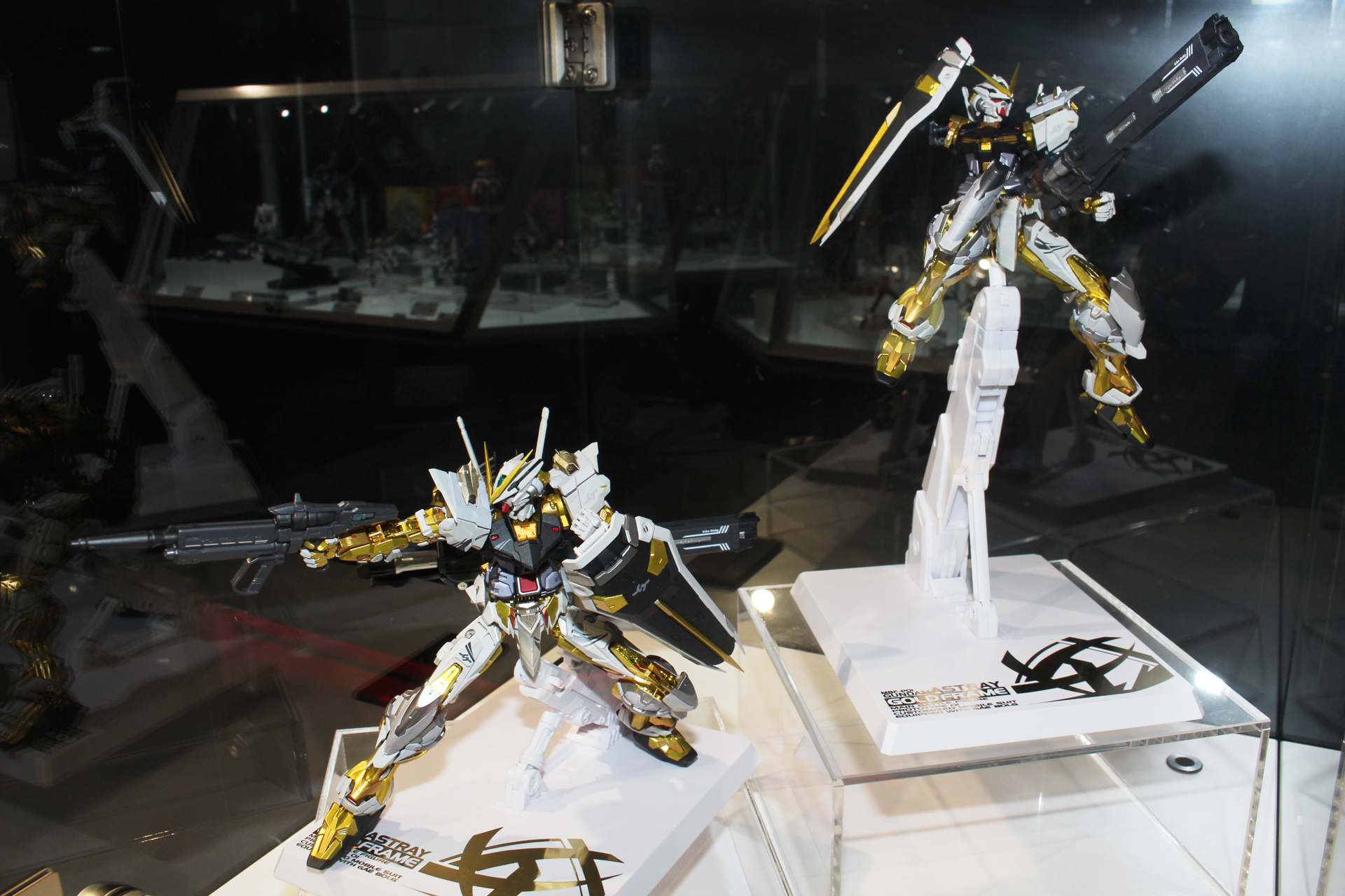 「METAL BUILD ガンダムアストレイ ゴールドフレーム（オルタナティブストライク Ver.）」。8月発売予定。価格は26,400円（税込）。プレミアムバンダイ販売商品