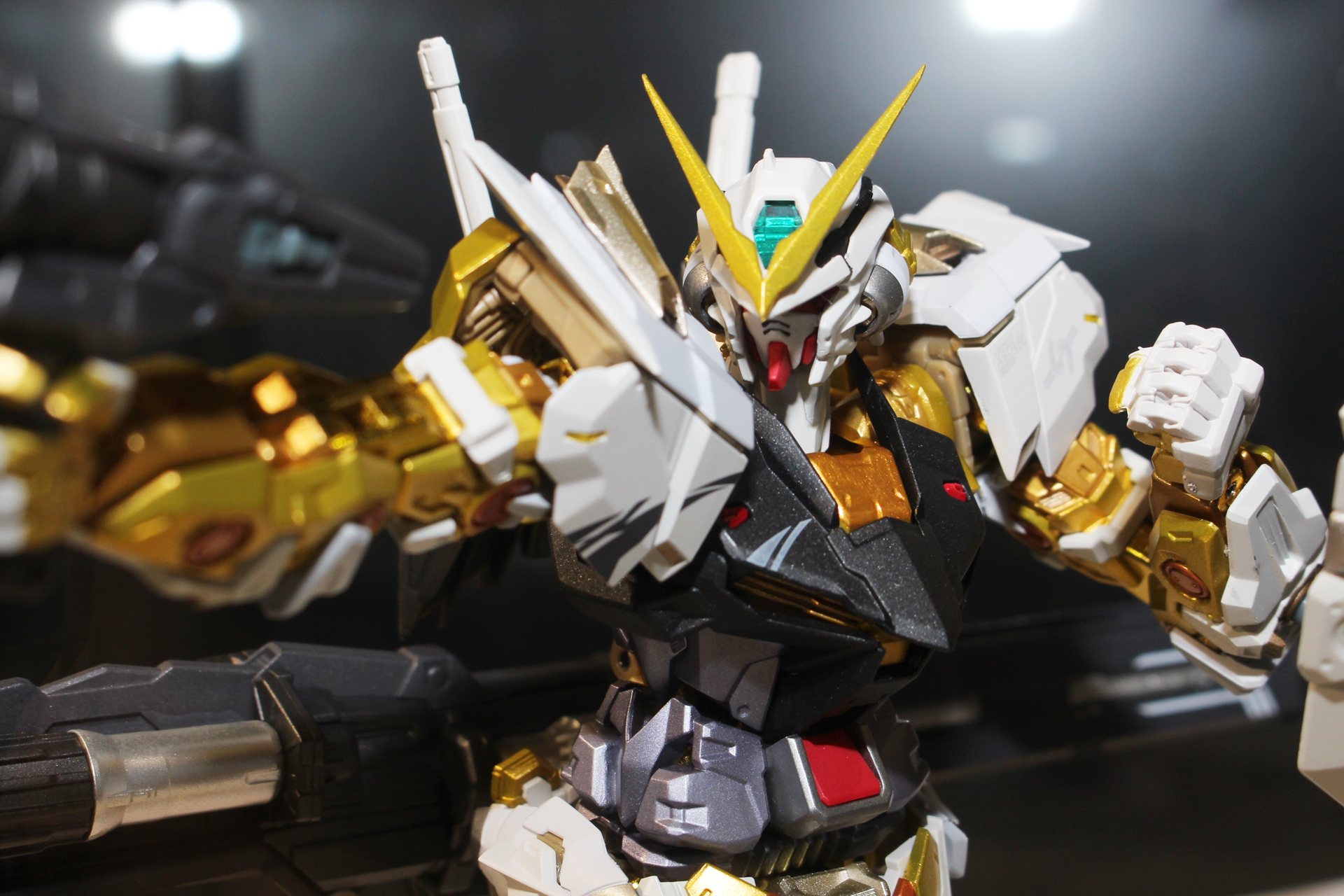 ゴールドのメタリックカラーが映える