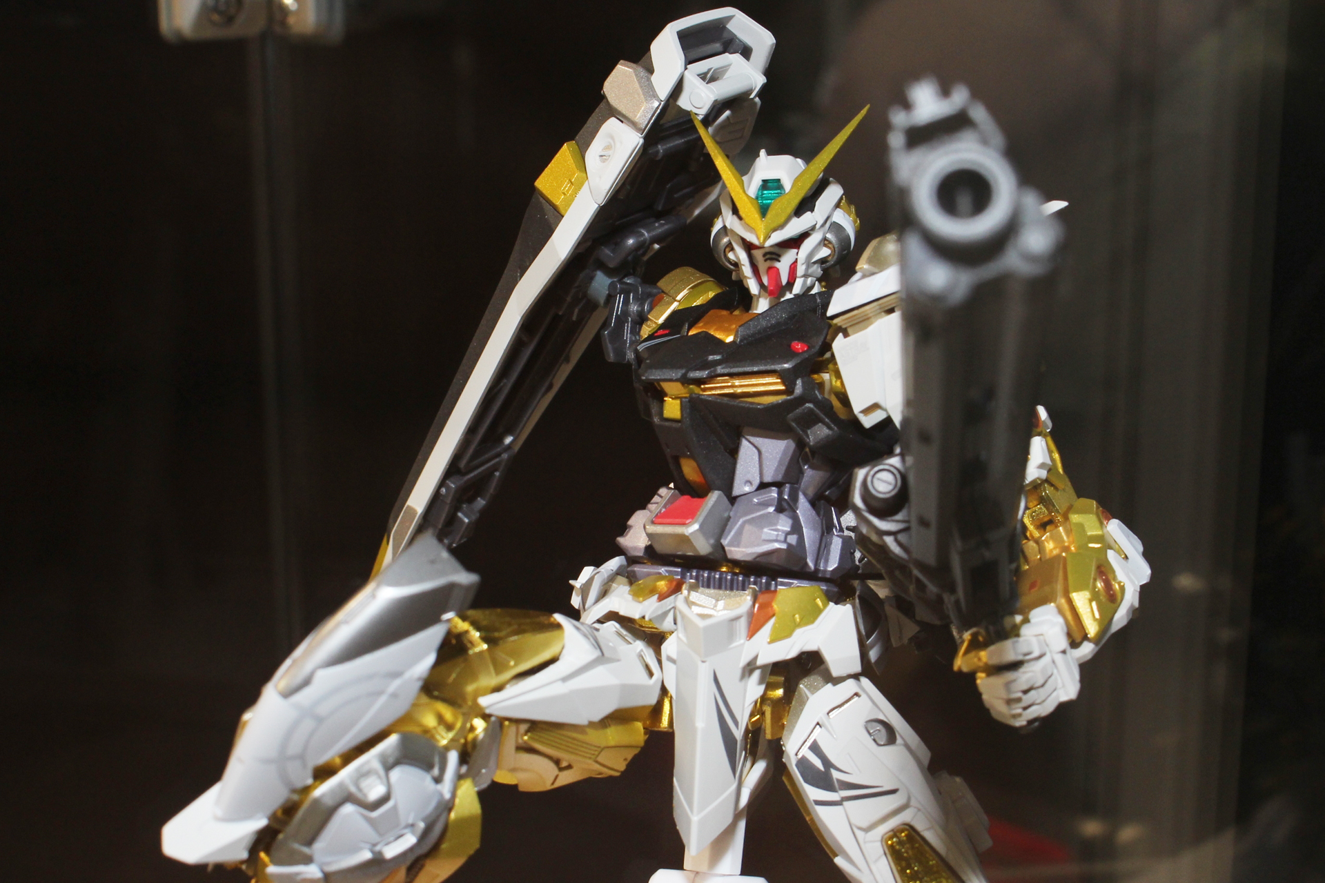 基部はボールジョイントで、接続したシールドはフレキシブルに角度を変えられる