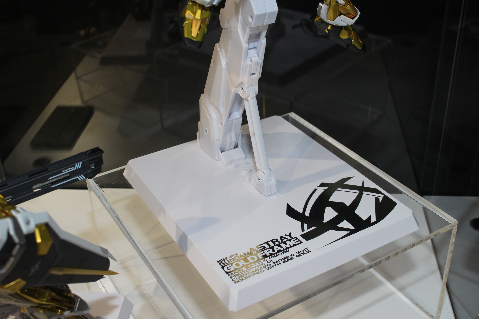 機体の名称とマーキングがプリントされた専用スタンド