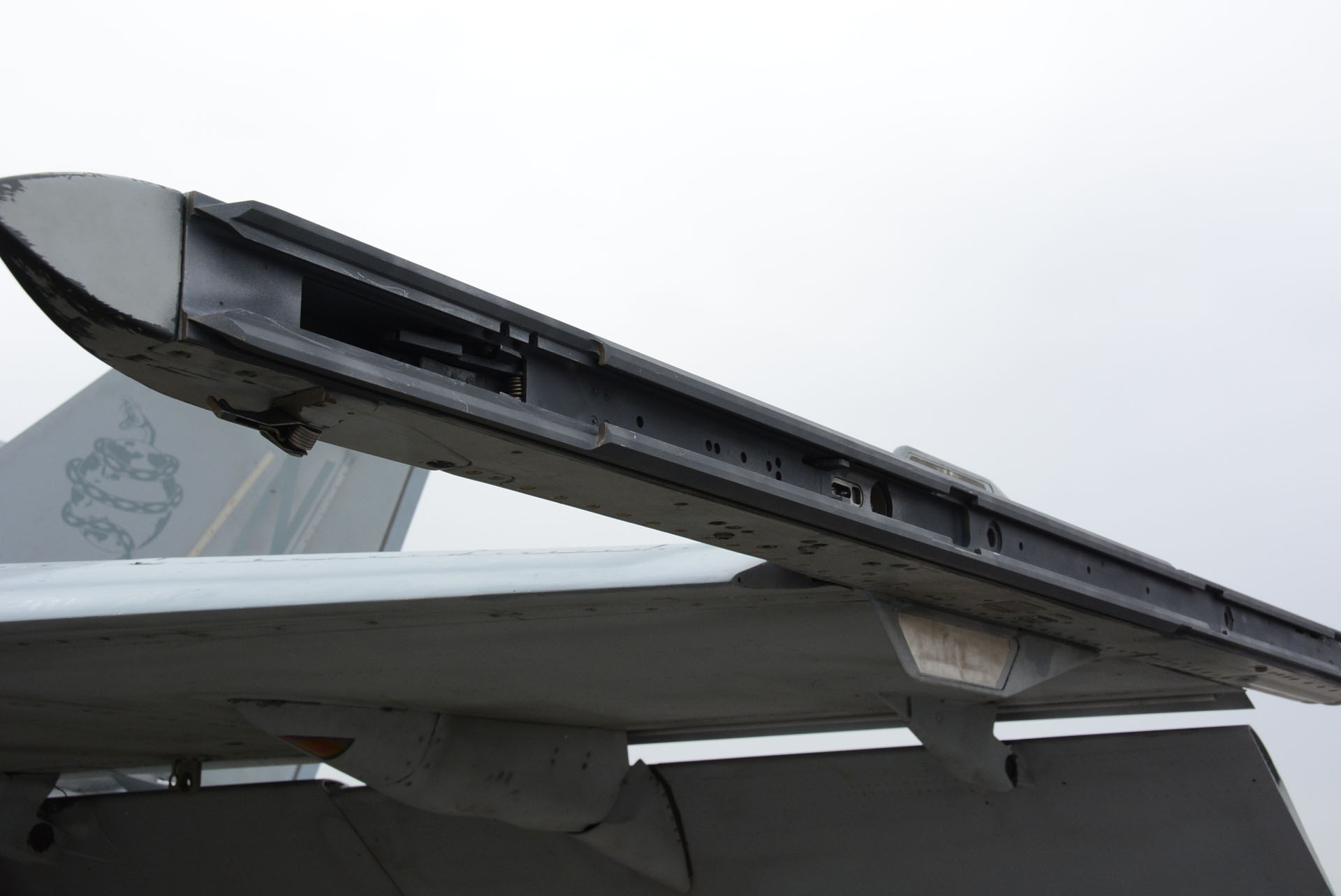 翼端にミサイルを取り付けるランチャー