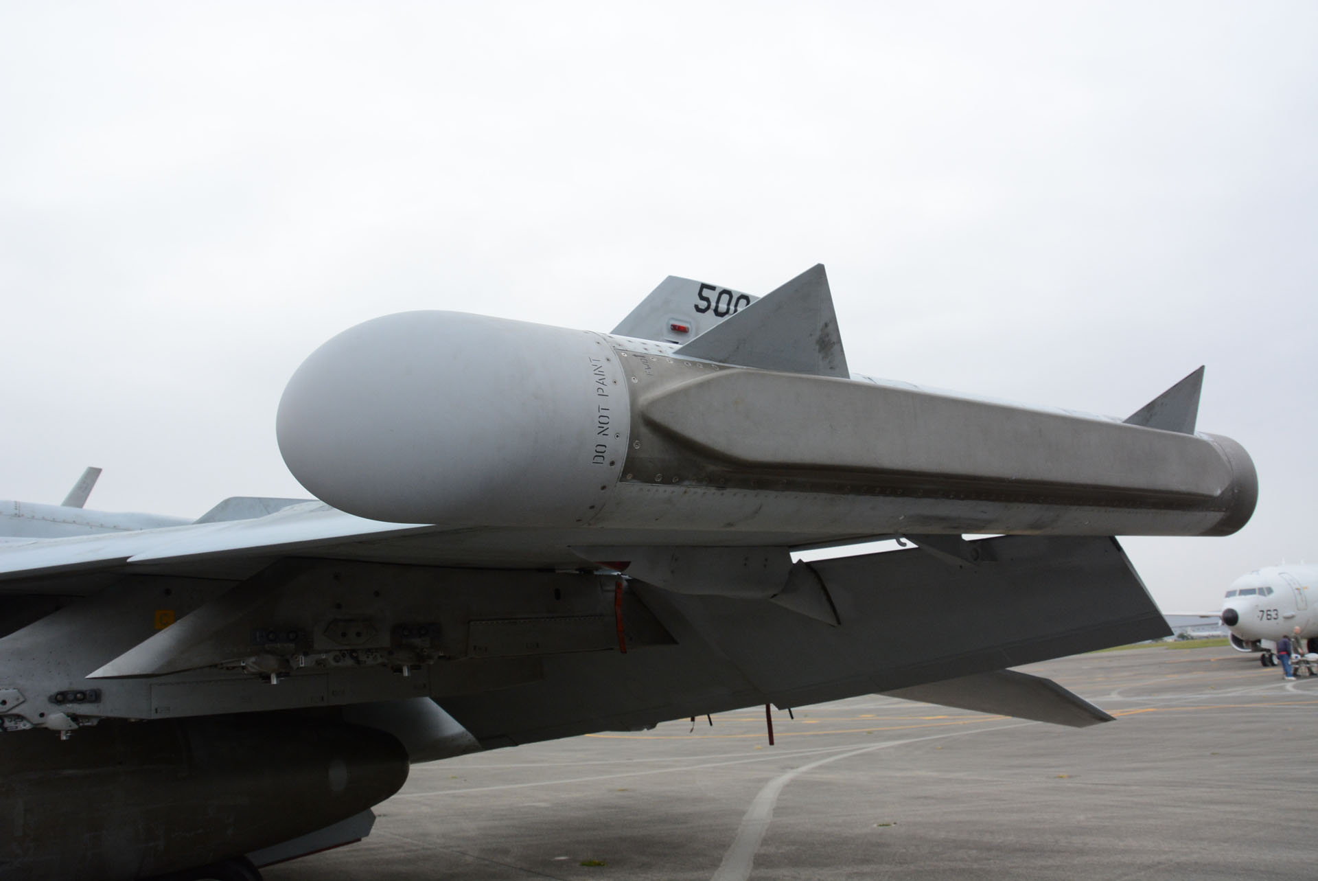 こちらの機体の翼端はセンサーポッドがついていた