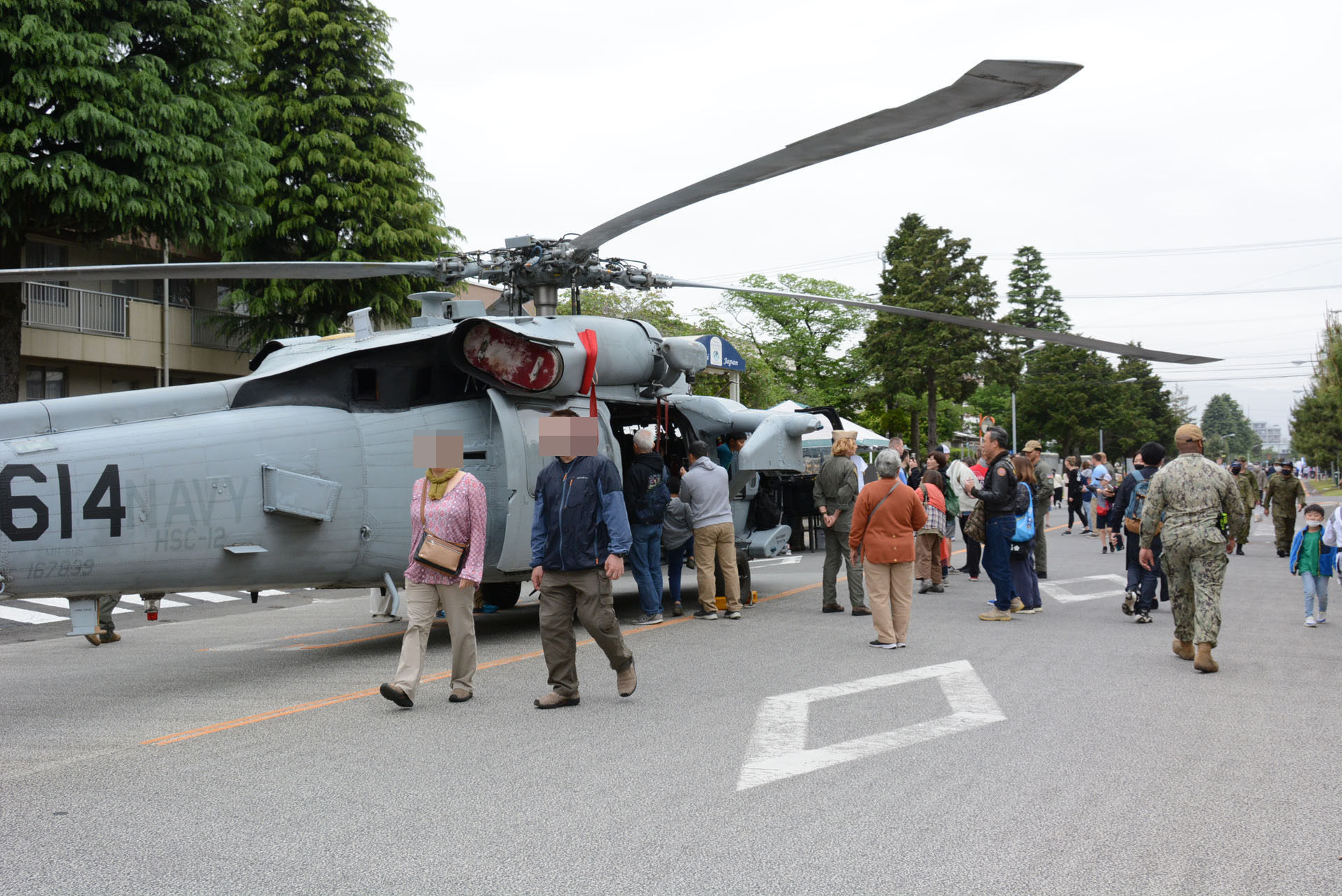 ゲートから滑走路に向かう大きな道路。SH-60Bシーホーク対潜ヘリを展示