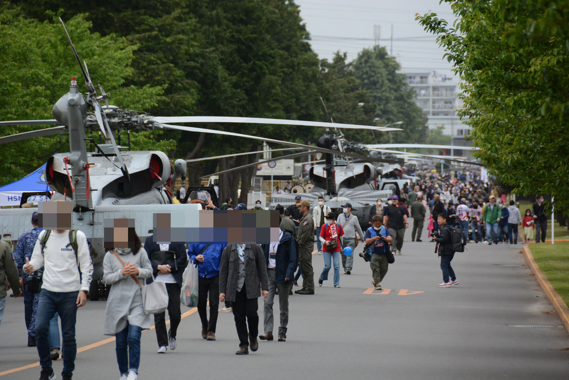 ゲートから滑走路に向かう大きな道路。SH-60Bシーホーク対潜ヘリを展示