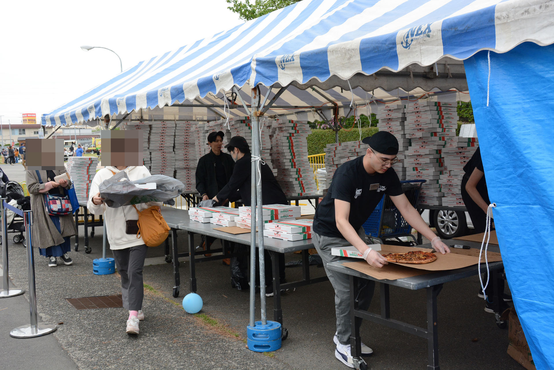 屋台はビールや様々な食べ物が販売されていた。特にピザとホットドッグは長蛇の列だった