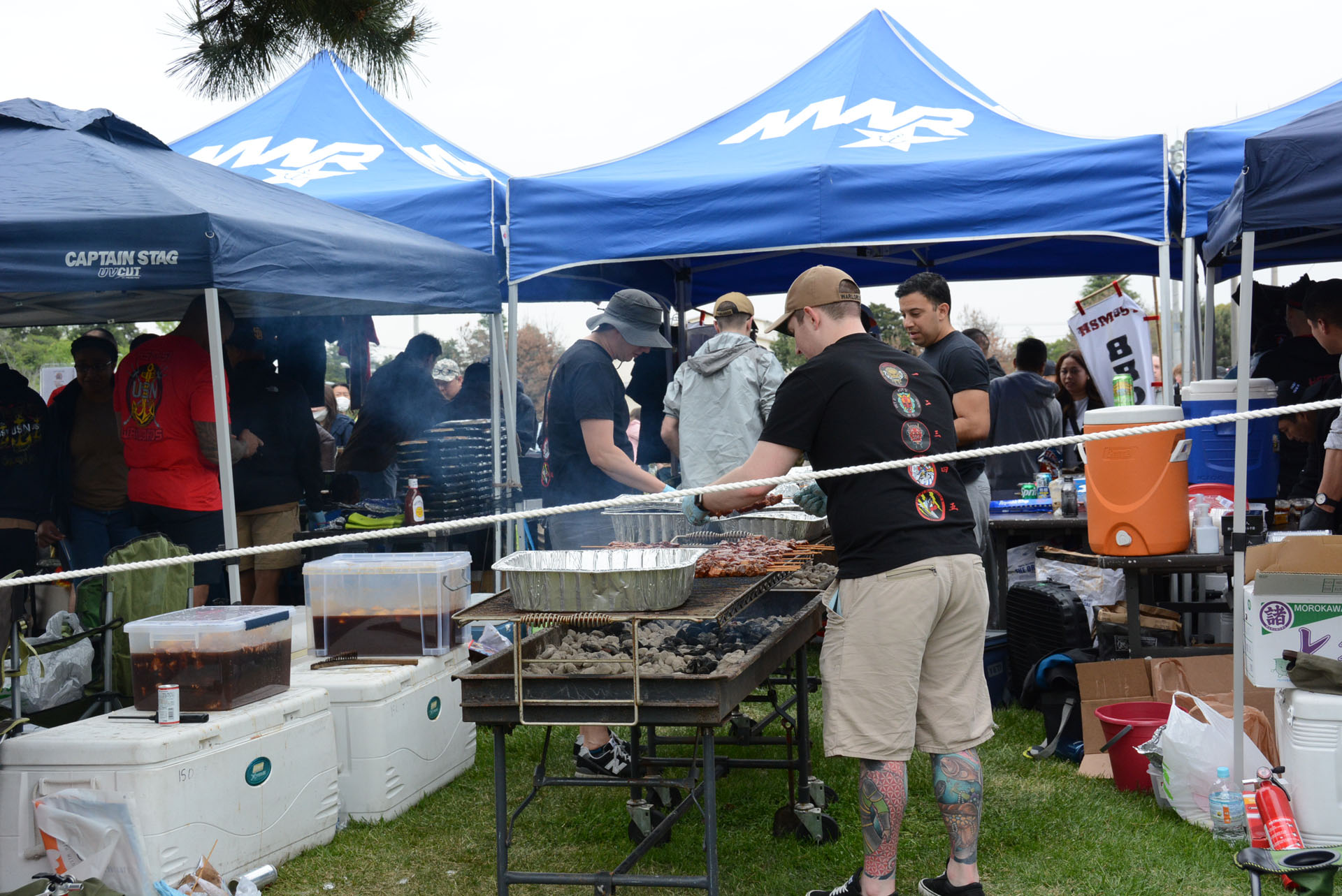 屋台の裏はアメリカドラマのバーベキューのよう