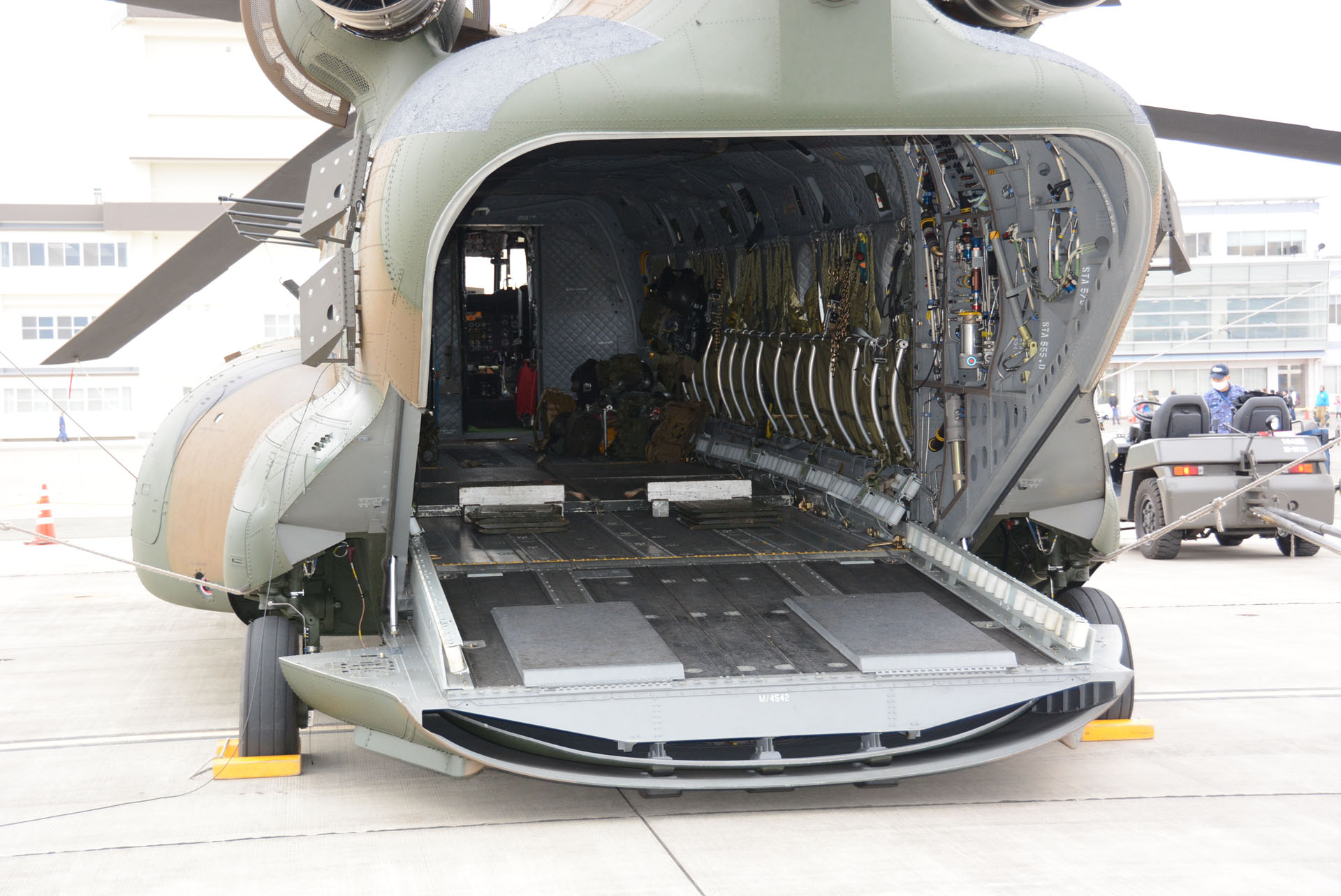 後部ハッチから内部をのぞきこめた