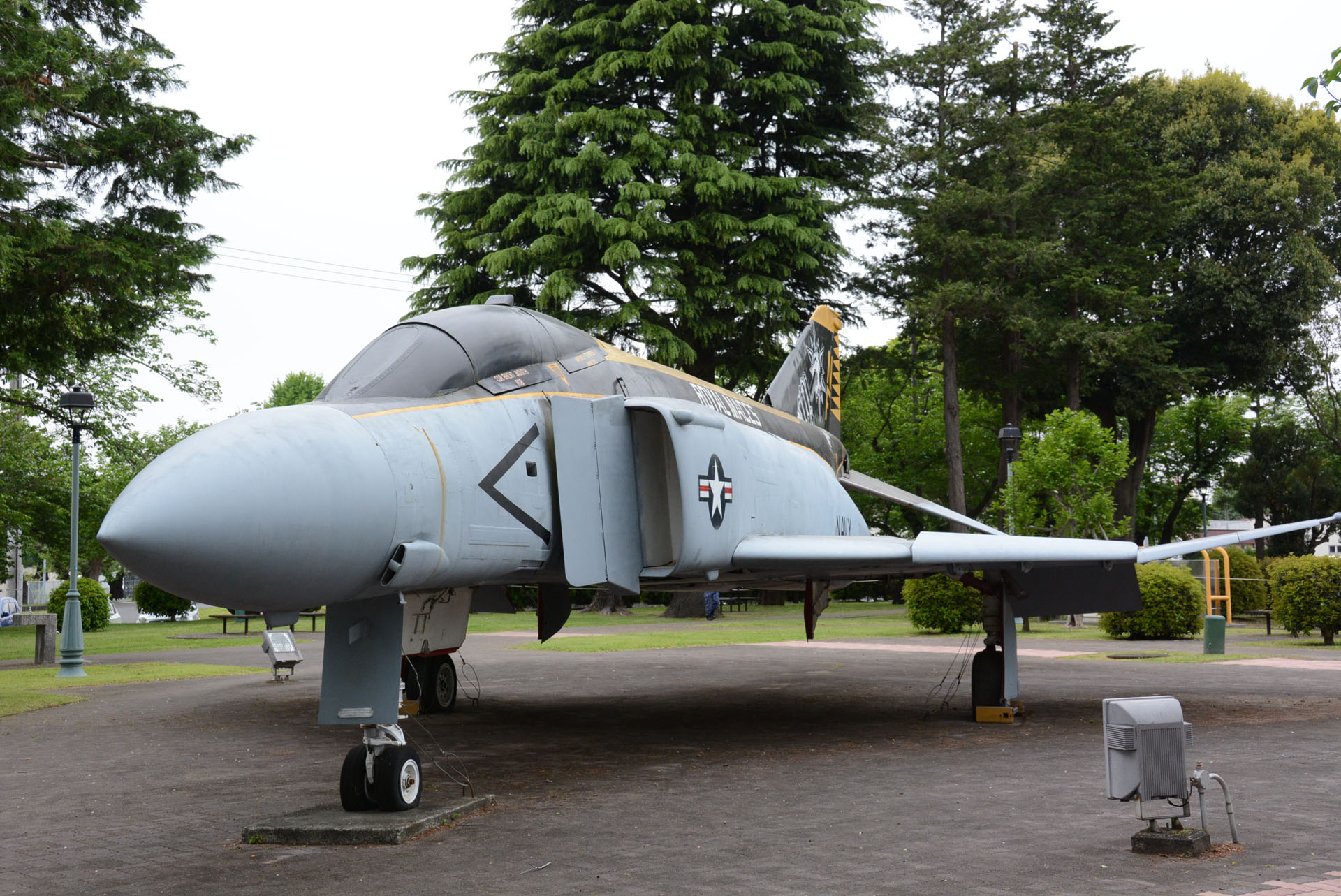 こちらは基地内の主要部品を取り外した展示。F-4ファントム