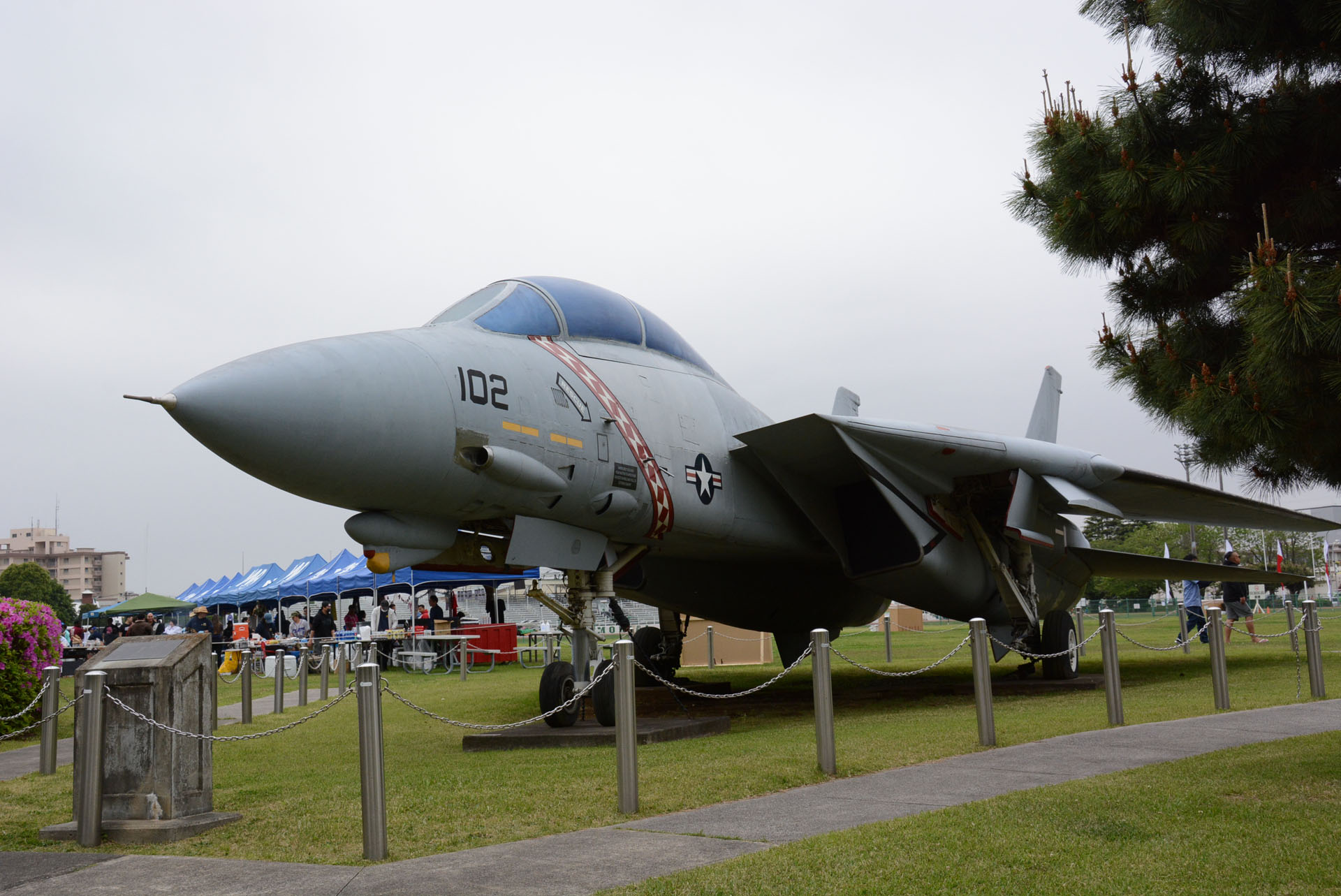 F-14トムキャット。このほかにもいくつもの機体が展示されている