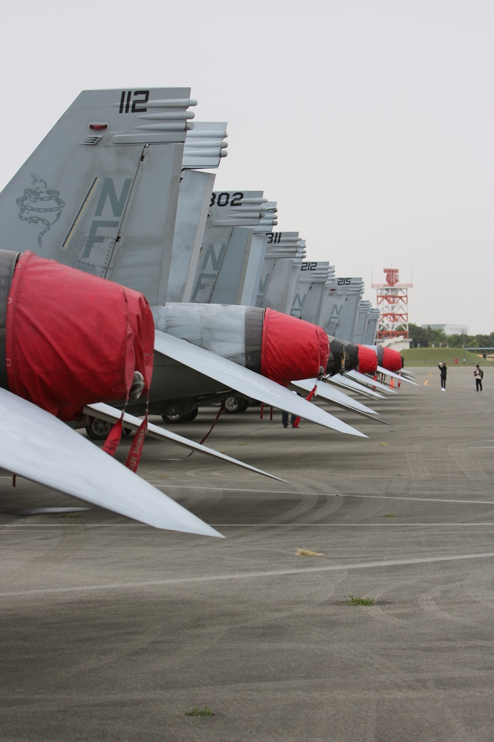 ずらっと並んだエンジンノズルと尾翼からは力強さを感じる