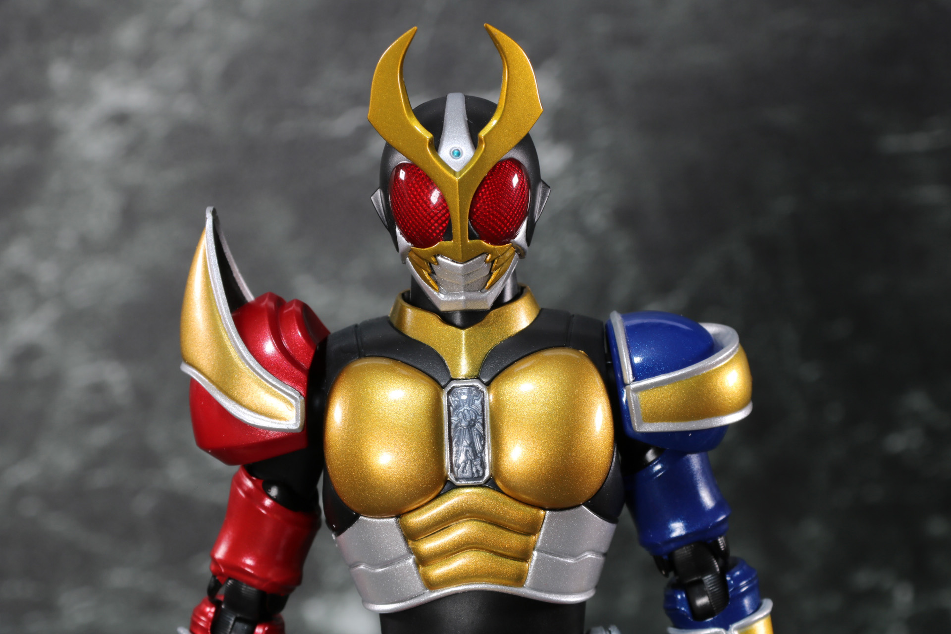 アーマーの金色や赤、青はメタリックな質感で存在感ある色合いとなっている