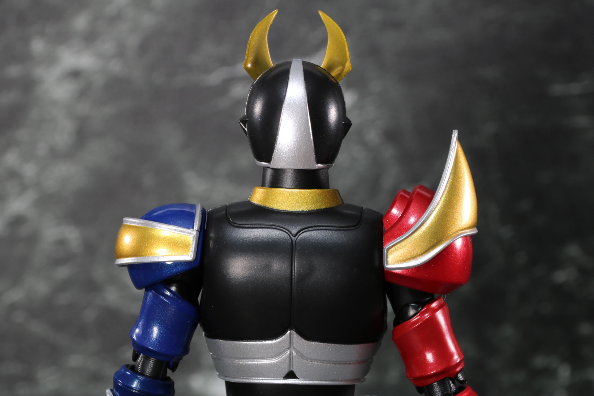 黒の部分はマットな質感でメタ的にはスーツ感ある色合いで、メタリックカラーとのメリハリが取れている