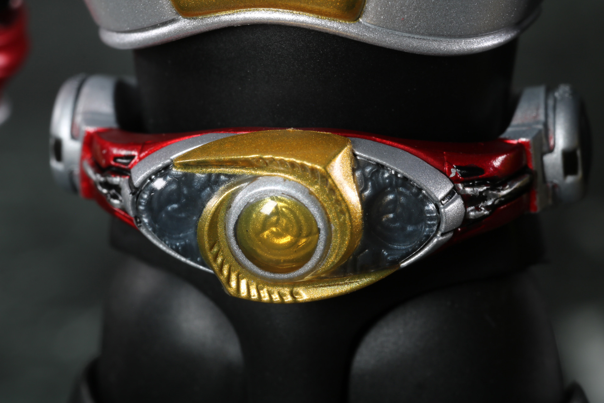 変身ベルトとなる「オルタリング」は細かく造形され、中央の色や左右の円形の造形もはっきりと見て取れる