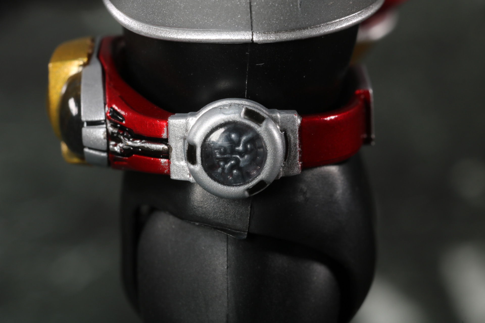 「オルタリング」の左右にあるスイッチも中央にモールドパーツがあり、その上からクリアパーツで覆ったような造形となっている