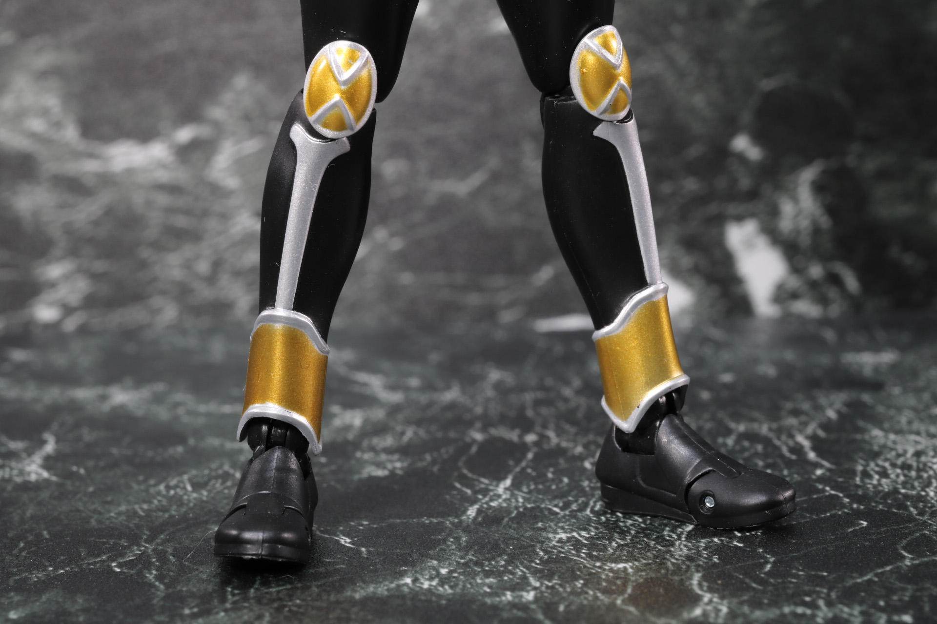 脚部も力強い造形となっており、アーマー部分もしっかり色分けされている