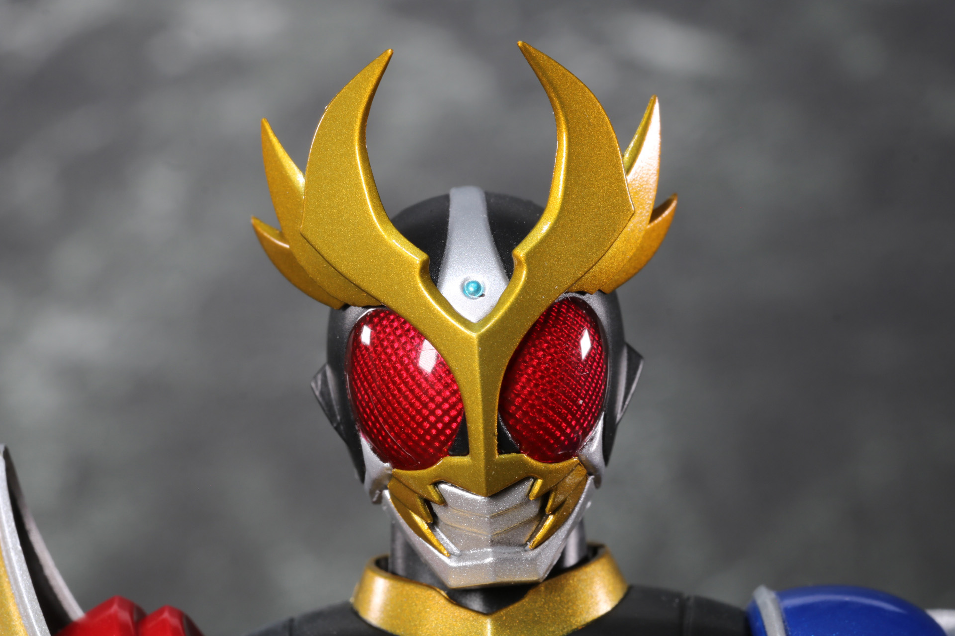 交換用頭部を付けた状態。クロスホーンが展開した状態となり、迫力ある顔つき