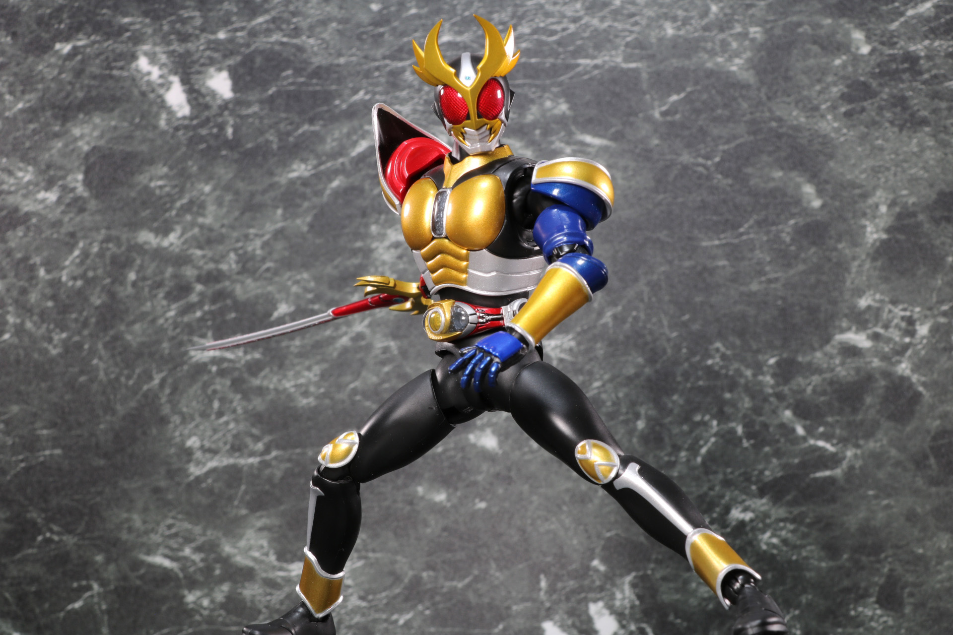 ストームハルバードは収納状態で構える