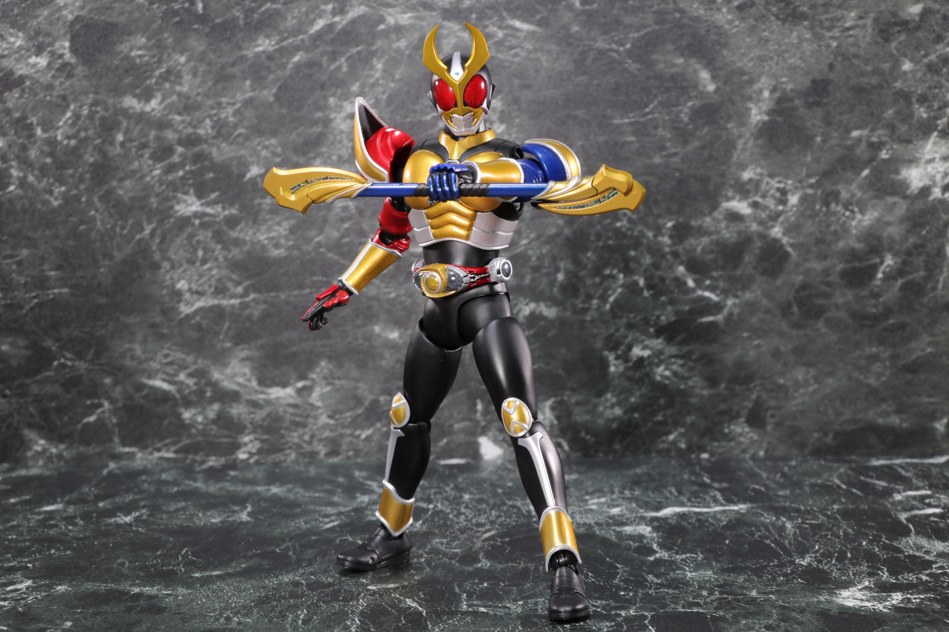 ストームハルバードは収納状態で構える