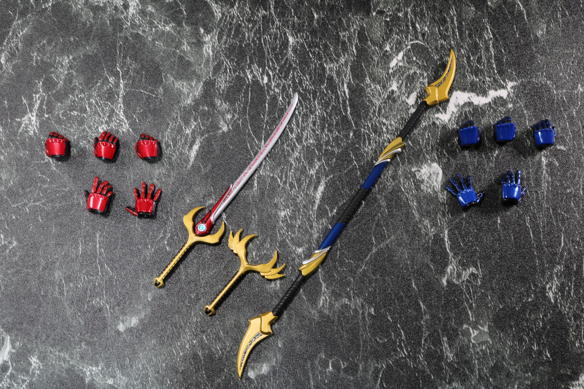 交換用手首各種とストームハルバード、フレイムセイバー。フレイムセイバーはセンターホーンが展開した交換用のグリップが付いている