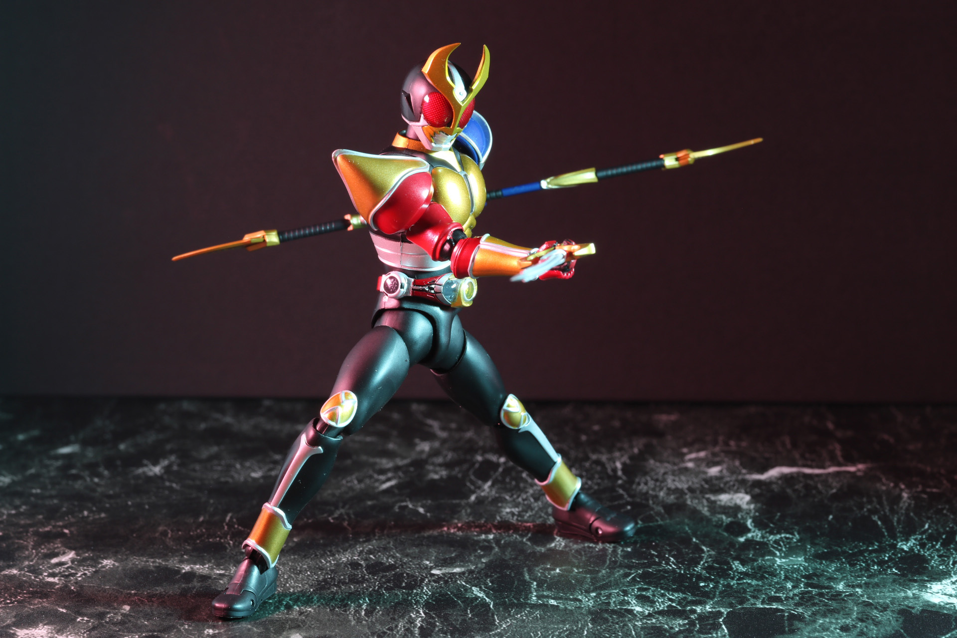 左右から違う光を当てることでアギトの神秘性を表現