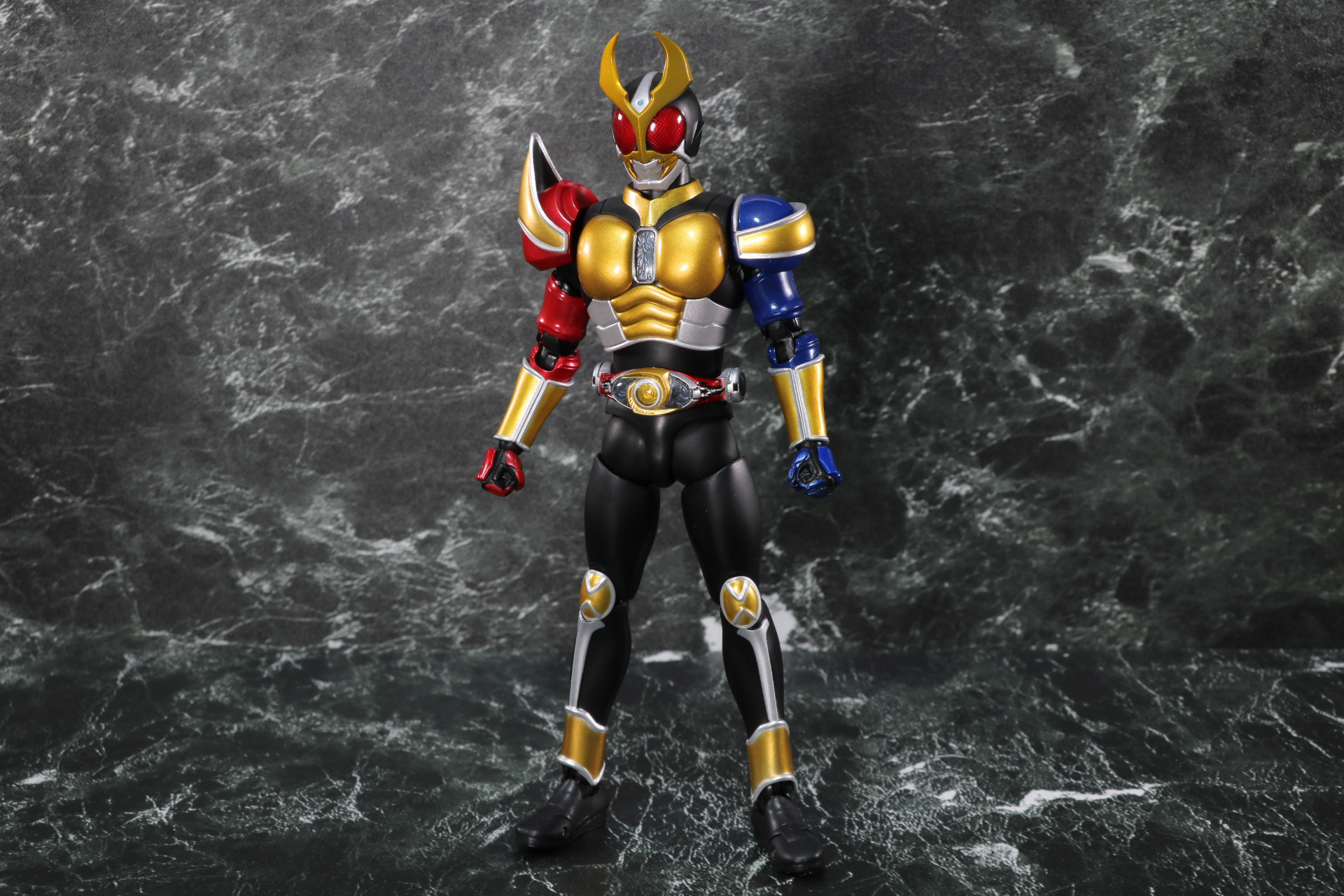 アーマーの金色や赤、青はメタリックな質感で存在感ある色合いとなっている