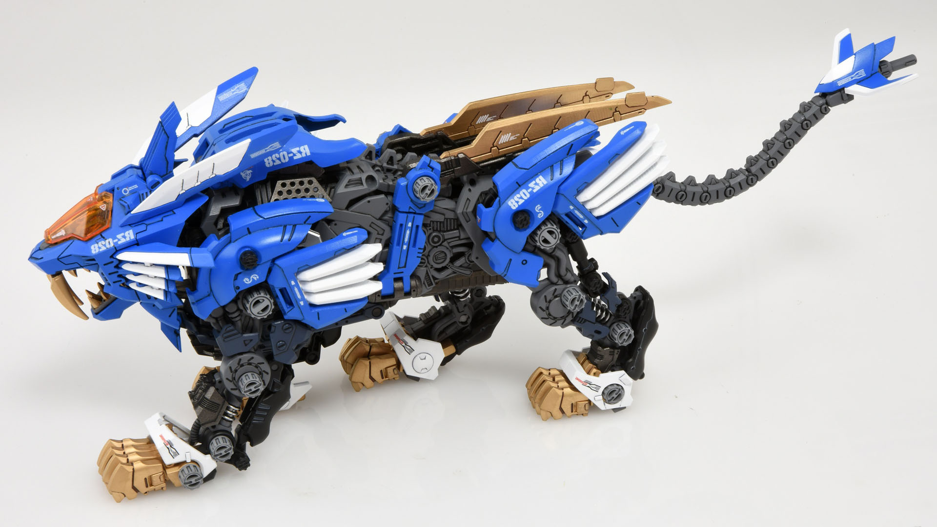 「AZ-01 ブレードライガー」は、1999年のアニメ「ゾイド -ZOIDS-」の主役機ブレードライガーがモチーフ。劇中大破したシールドライガーが進化した姿となる