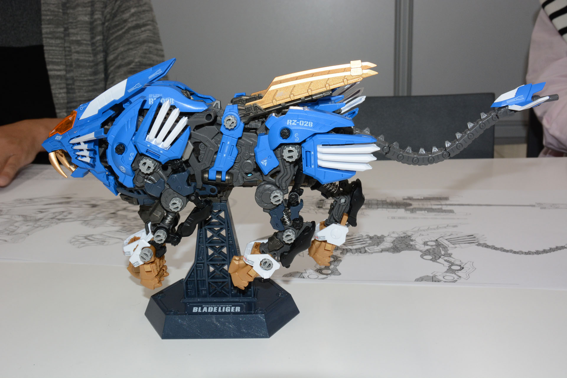 「AZ-01 ブレードライガー」は胴長なバランス