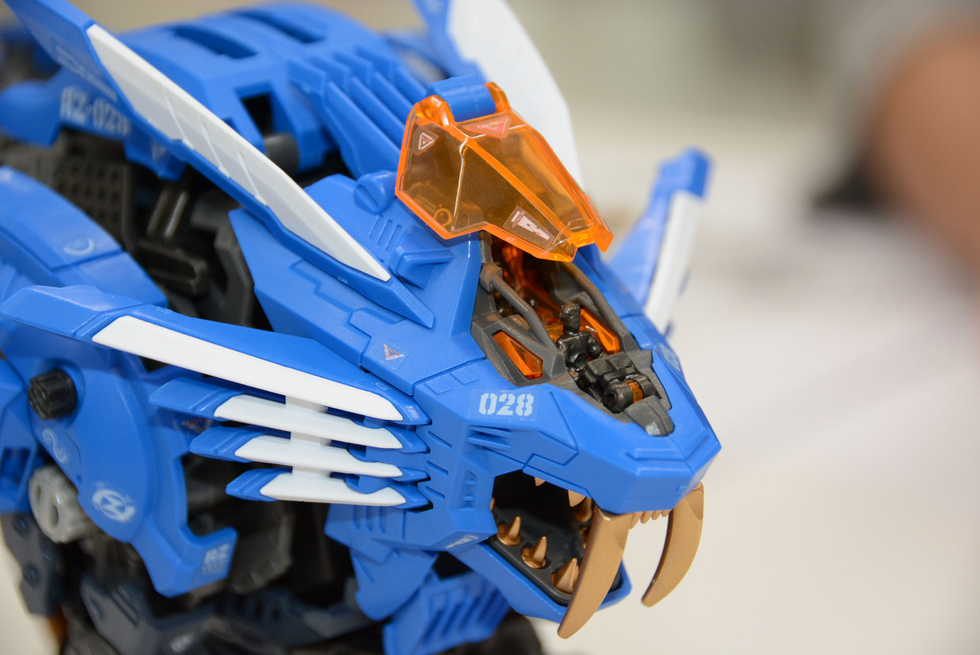 2人乗りのコクピット。目の造型も注目