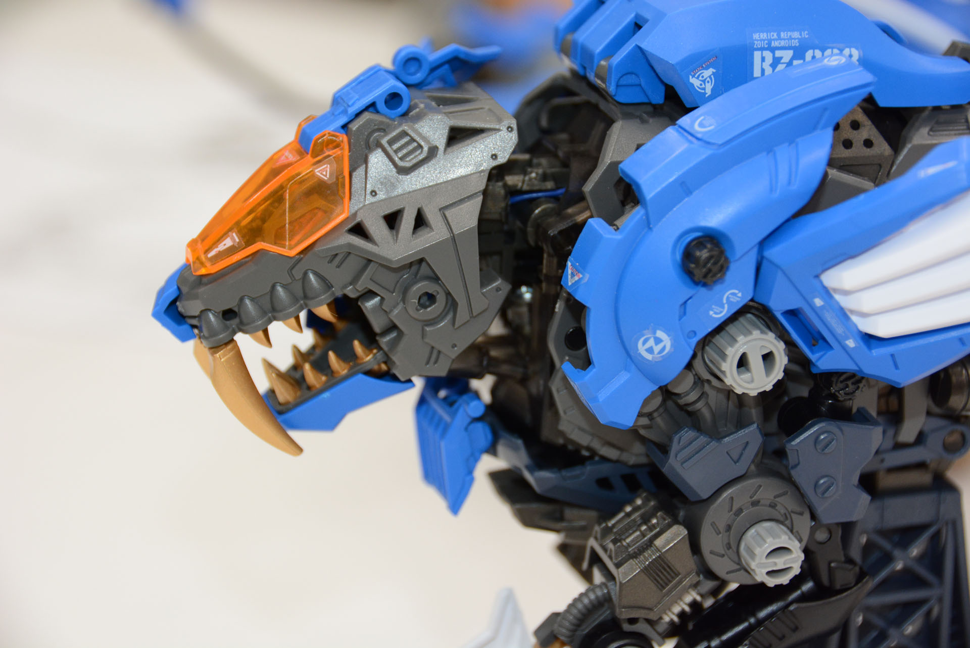 装甲を外すことで内部のフレーム構造が確認できる