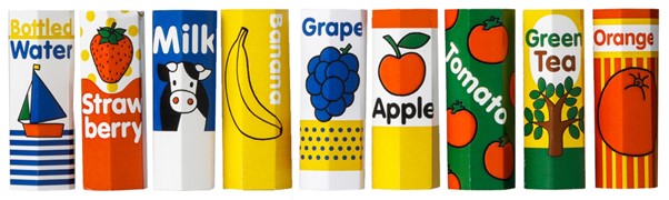 りんごジュースやミルクなど、カラフルな9種類のドリンクボトルが出てくる
