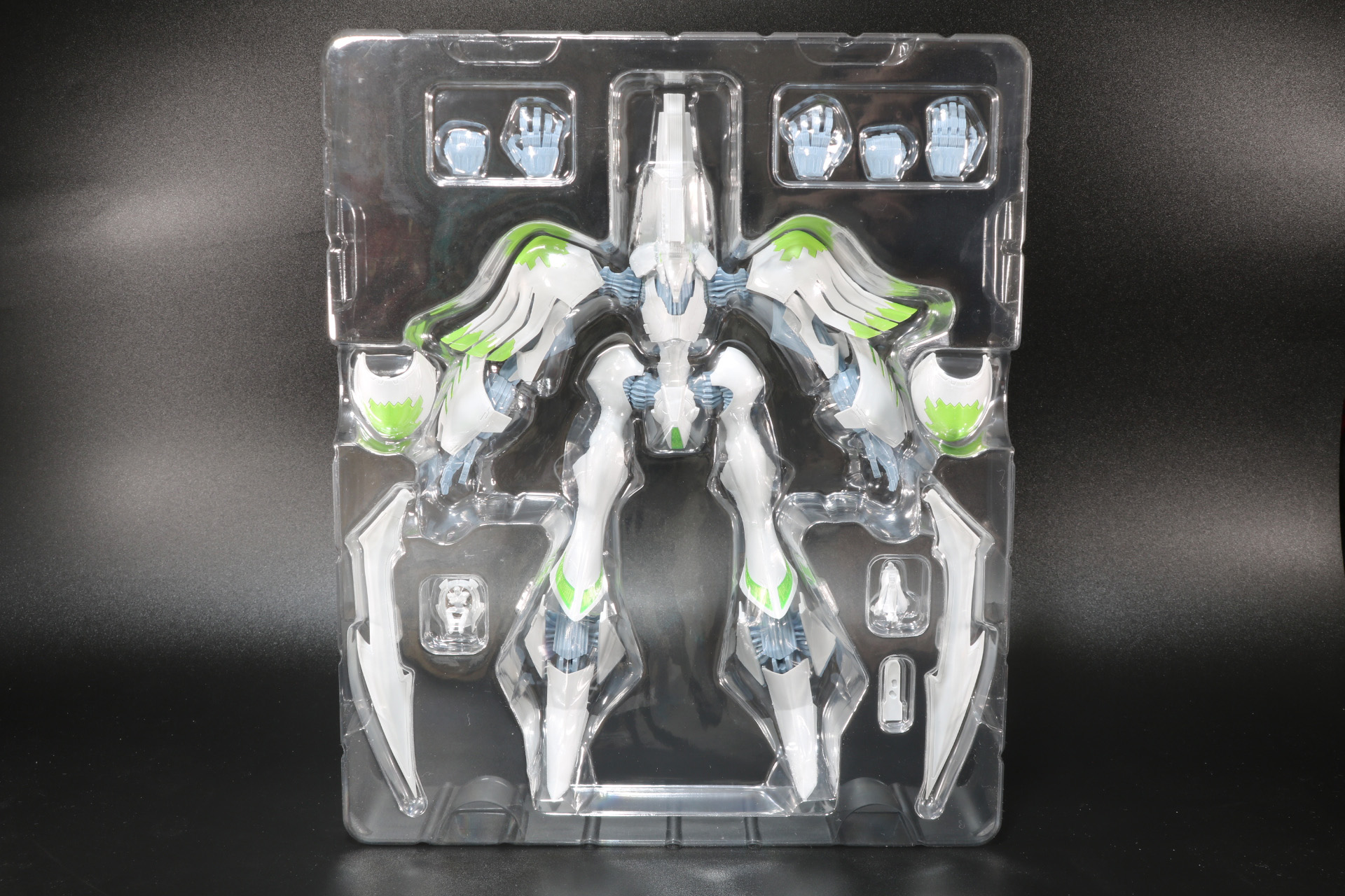 ブリスター1段目はフィギュア本体、交換用手首、ミニフィギュアなどが入っている