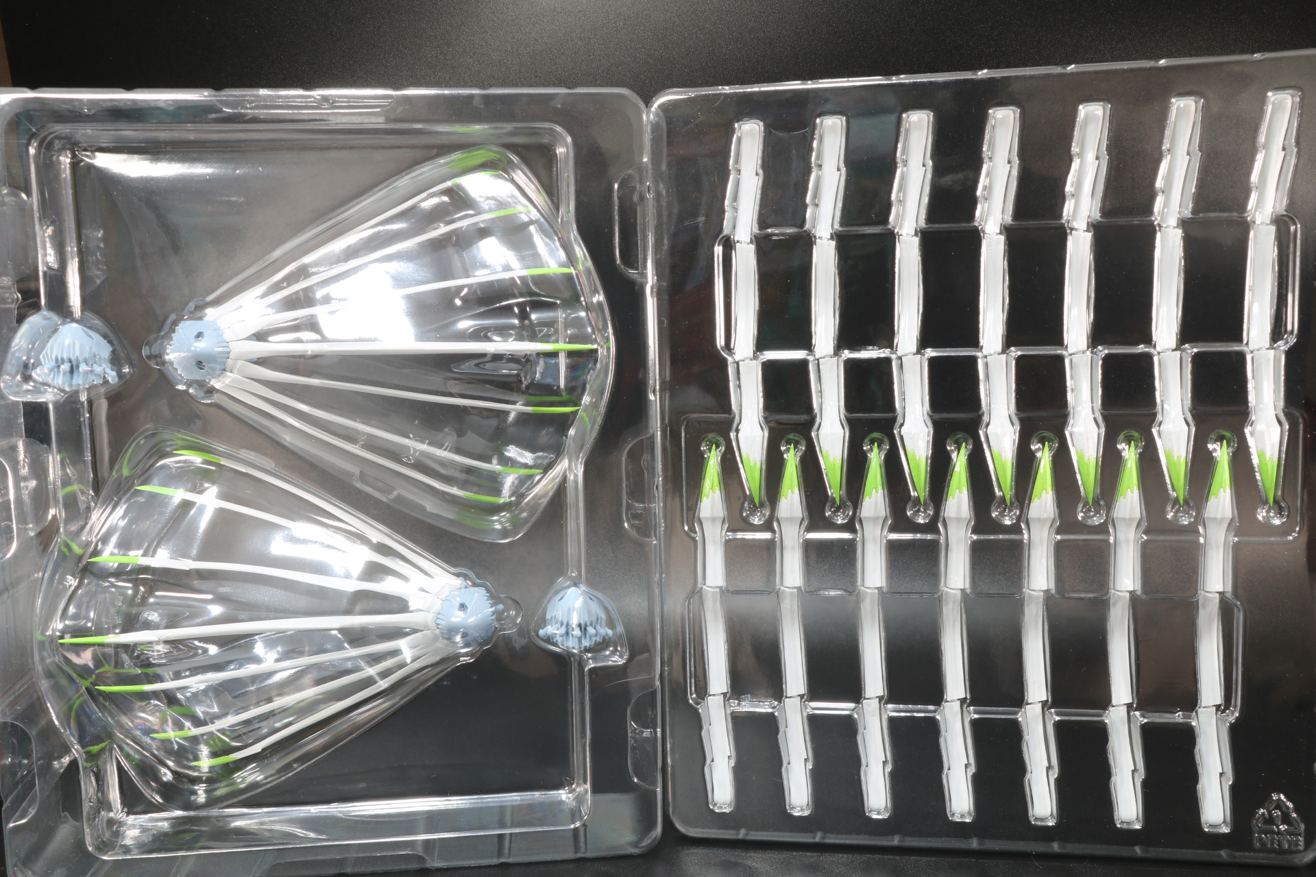 ブリスター2段目には交換用の肩パーツ、3段目は可動用のフィンが収録されている