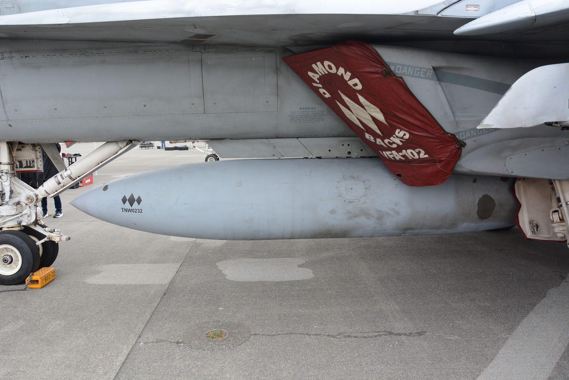 機体下部には増槽を装備。追加燃料で航続距離を延長する