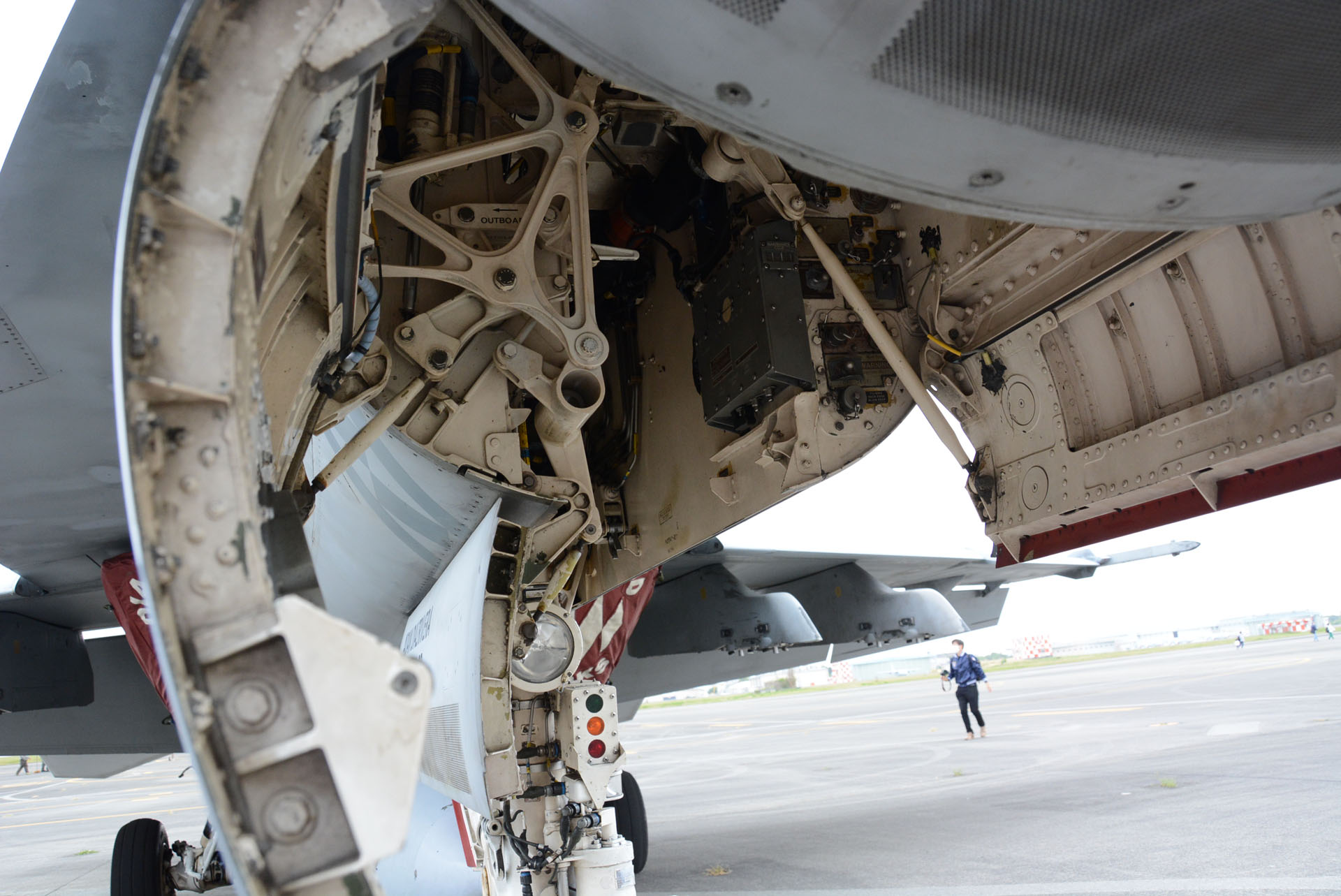 ノーズランディングギアの格納庫をのぞき込む。機体を支えるフレームや、様々な装置が見える