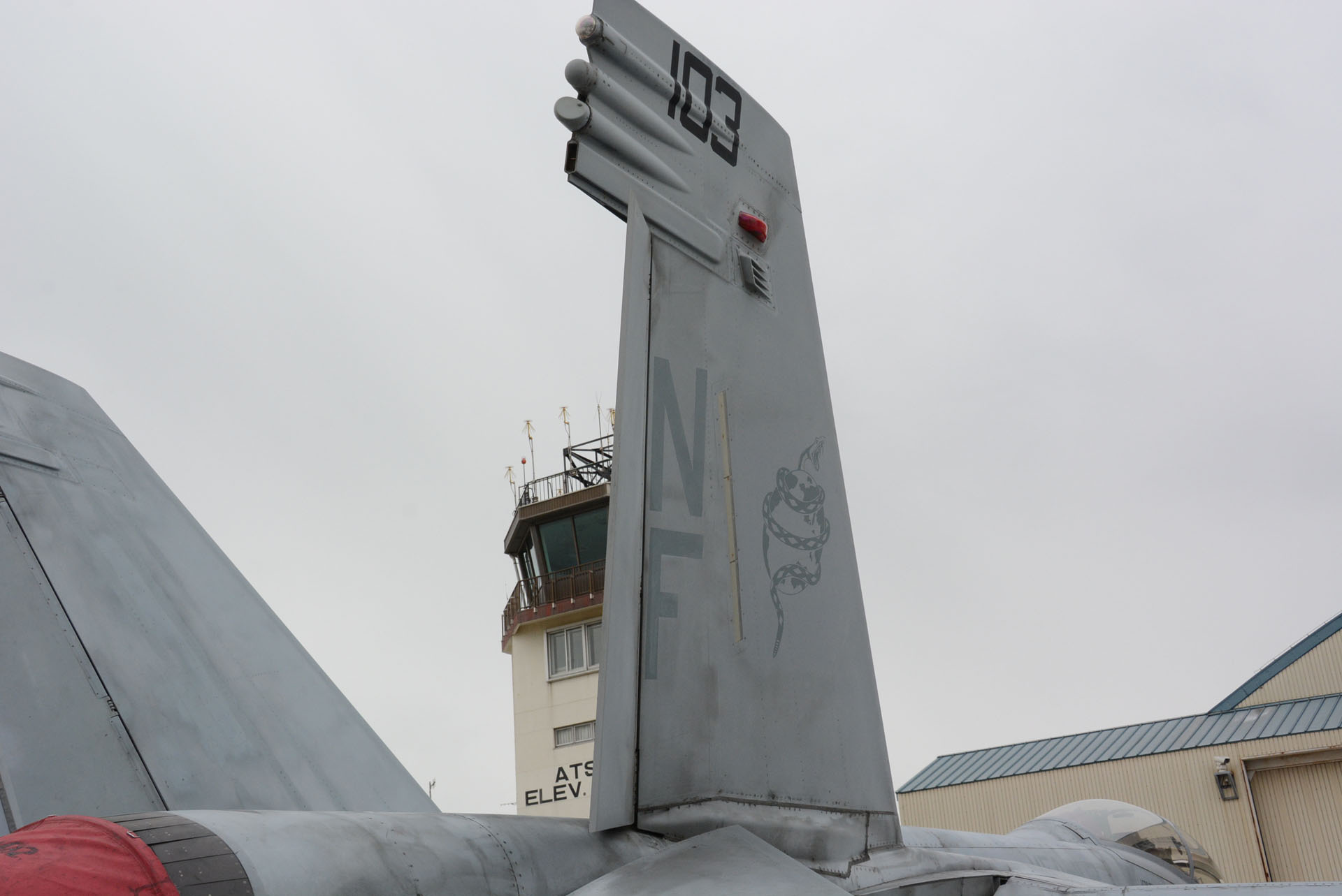 垂直尾翼。部隊マークが描かれている。尾翼上部にはセンサーが取り付けられている。赤いものは衝突防止灯だ