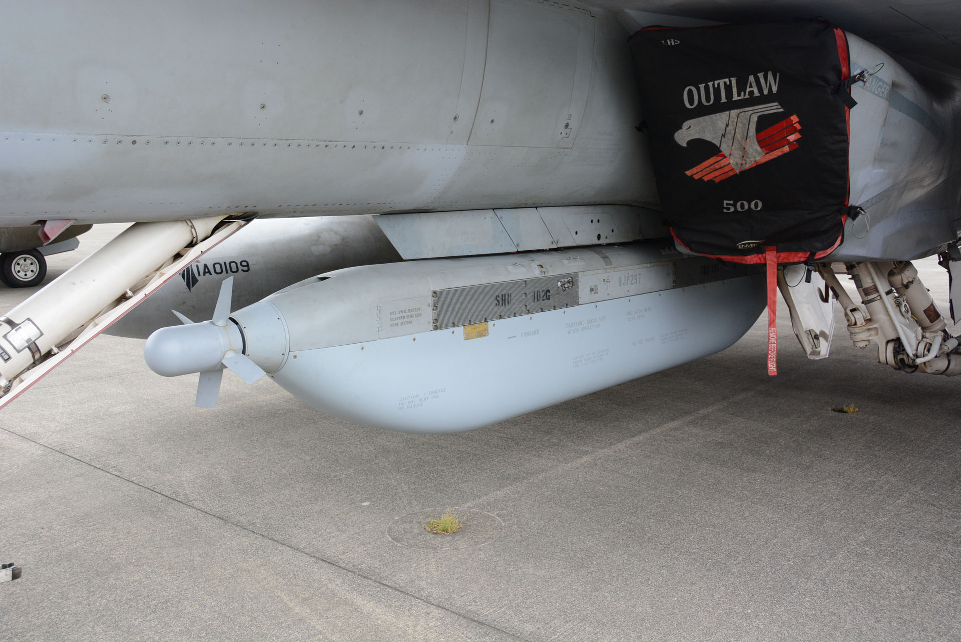 機体下部には戦術妨害装置AN/ALQ-99を搭載