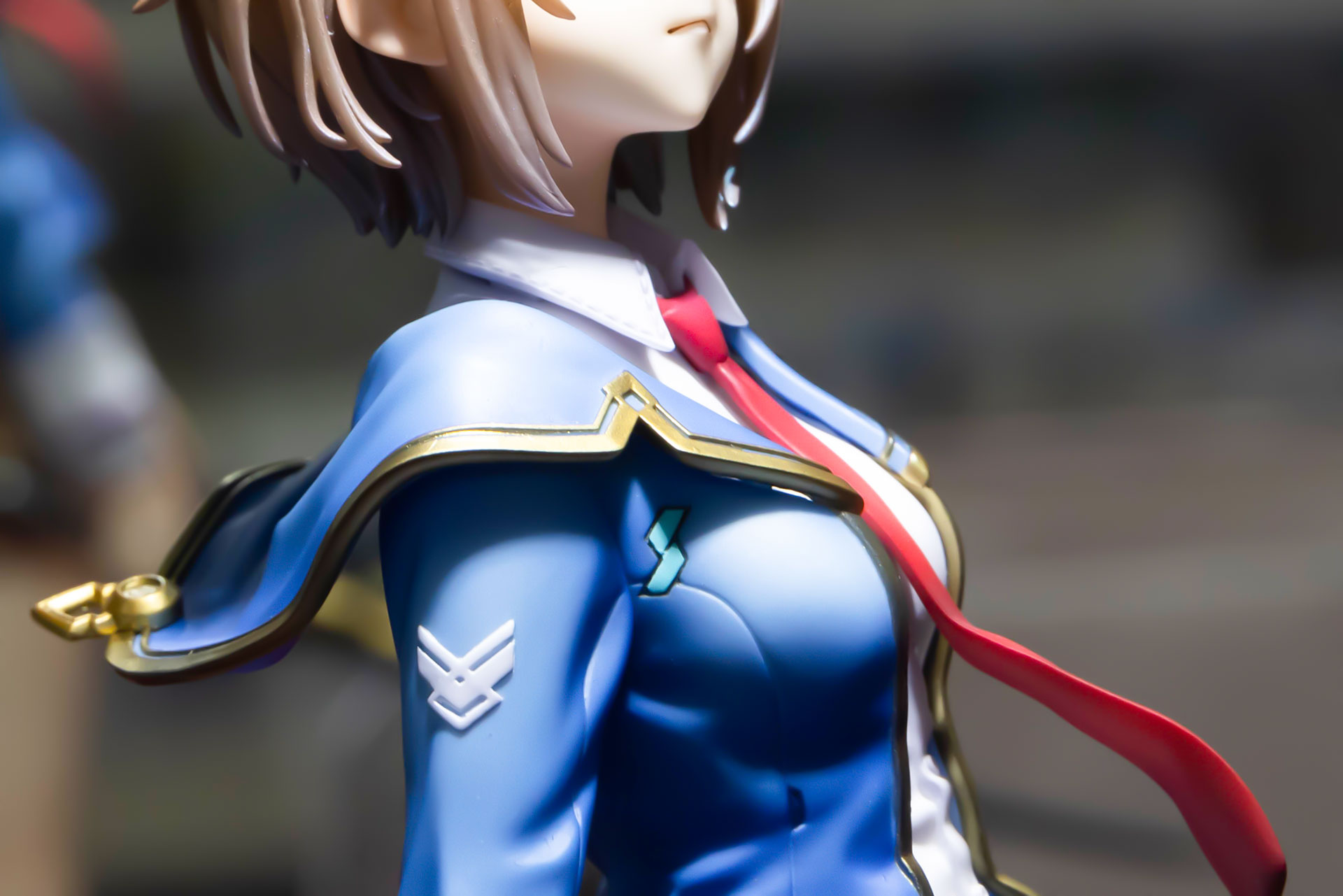 上着の襟部分も風になびいている